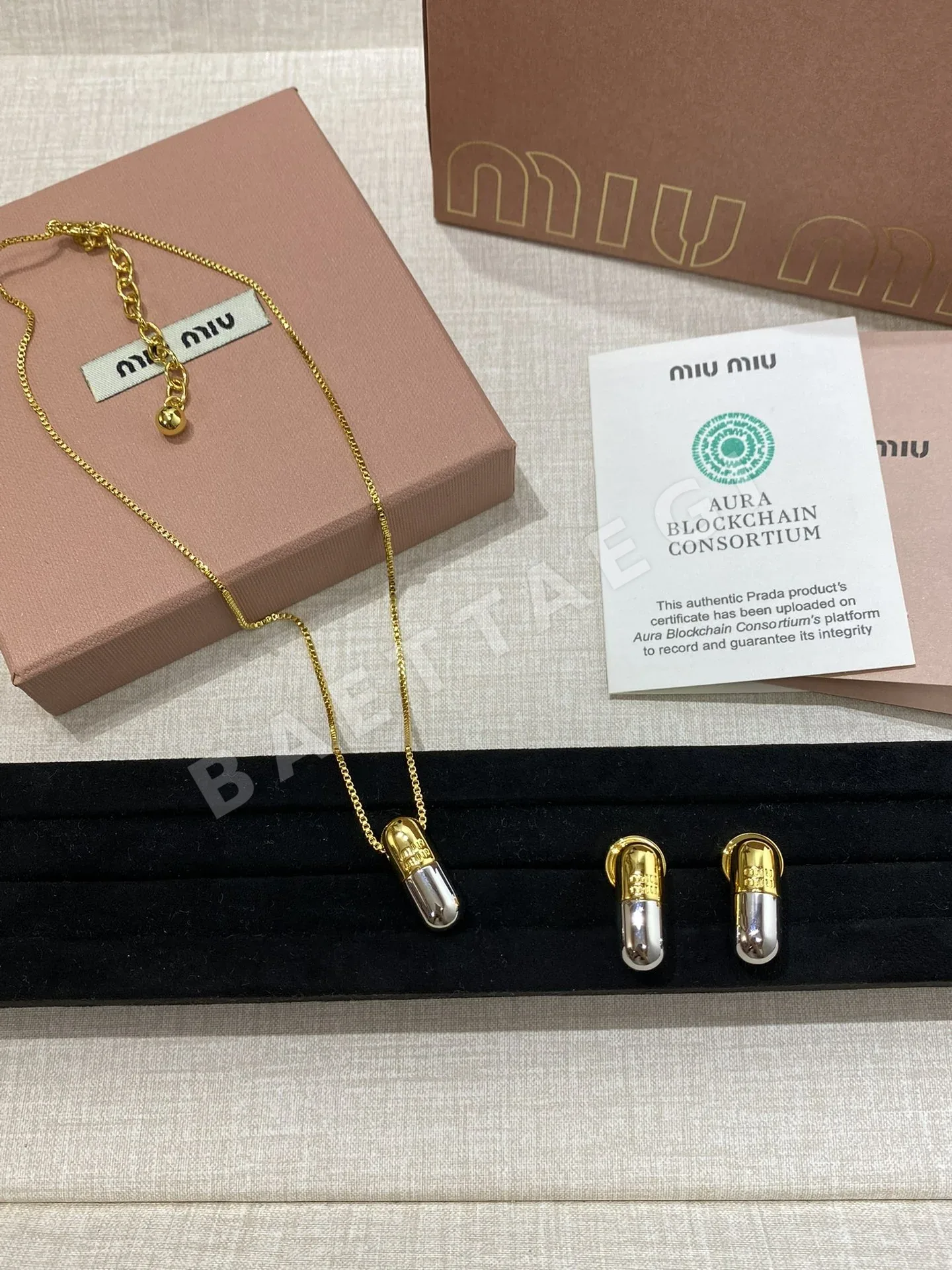 미우미우 골드 체인 캡슐 귀걸이 상세 이미지 2