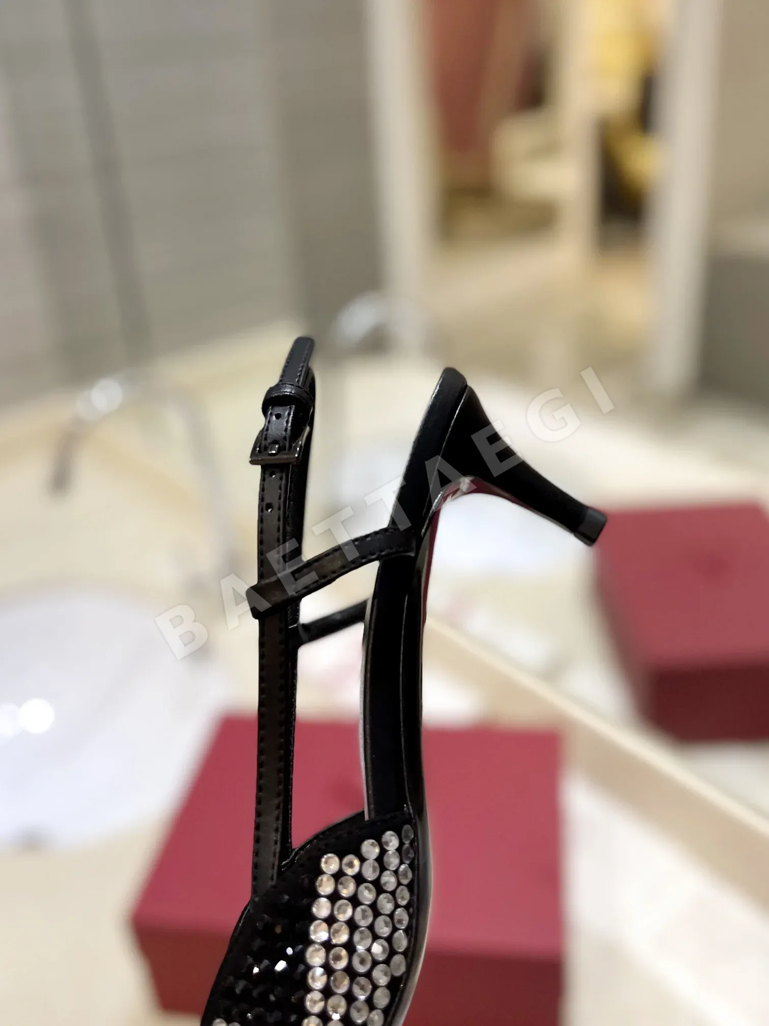 발렌티노 V 로고 크리스탈 샌들 상세 이미지 7