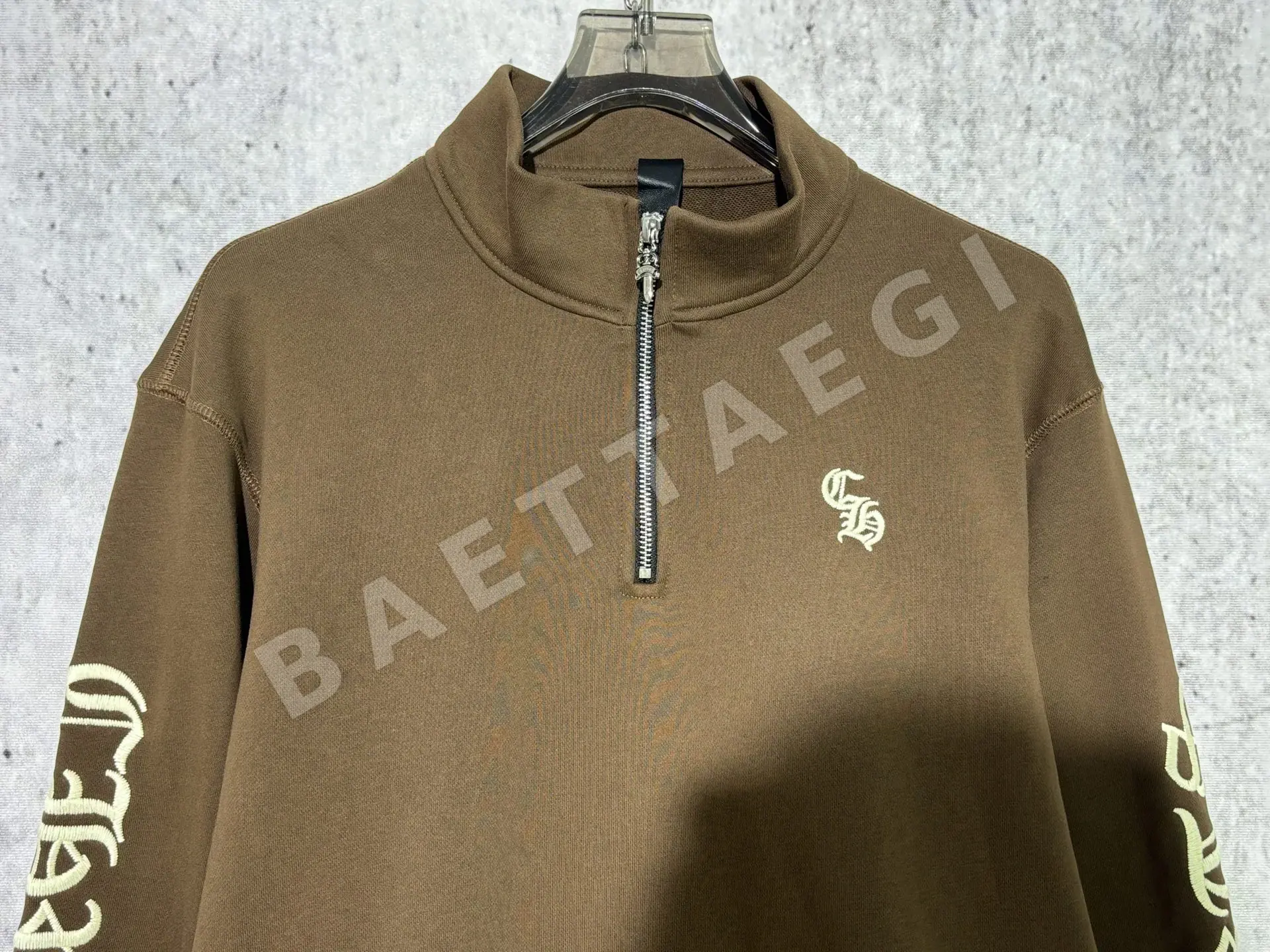 크롬하츠 스탠드 카라 자수 쿼터 집업 긴팔 스웨트셔츠 26470-F 상세 이미지 2