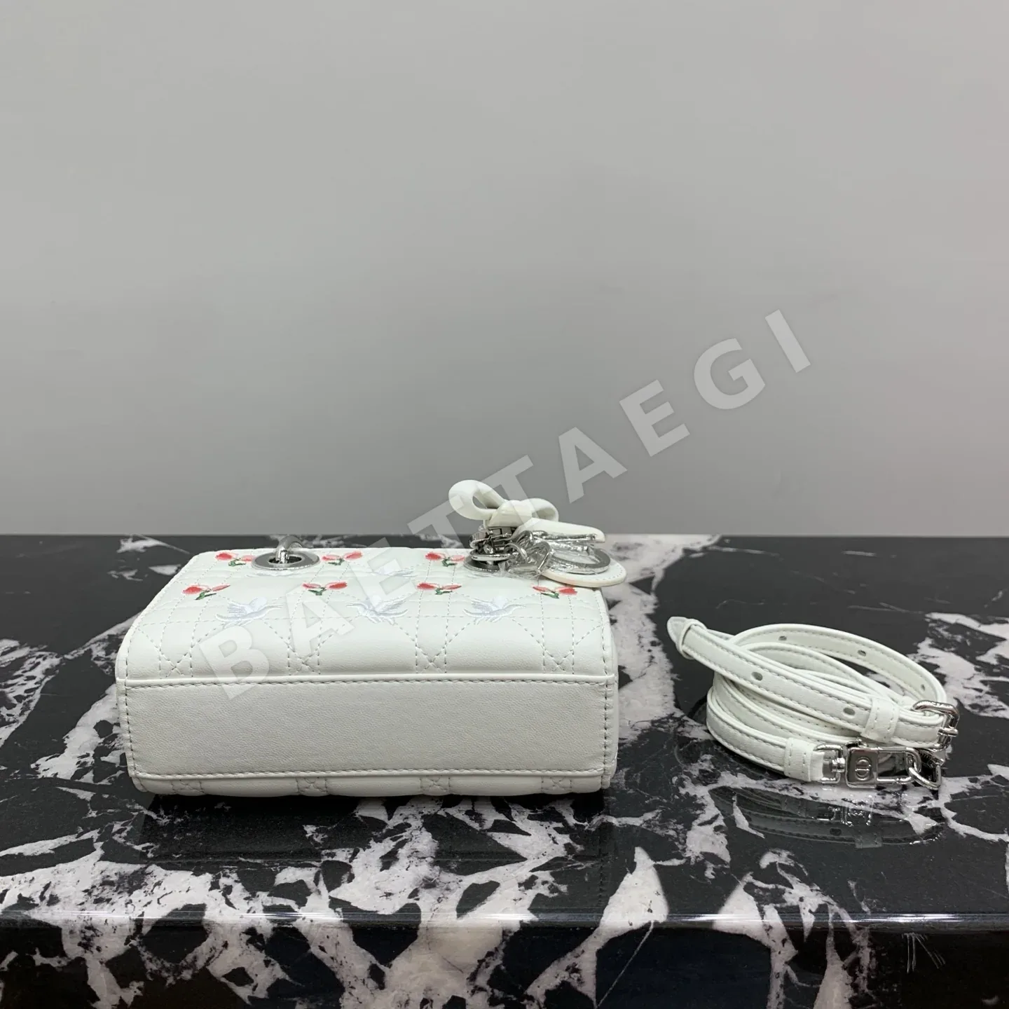 디올 레디 디조이 미니 램스킨 가방 상세 이미지 6