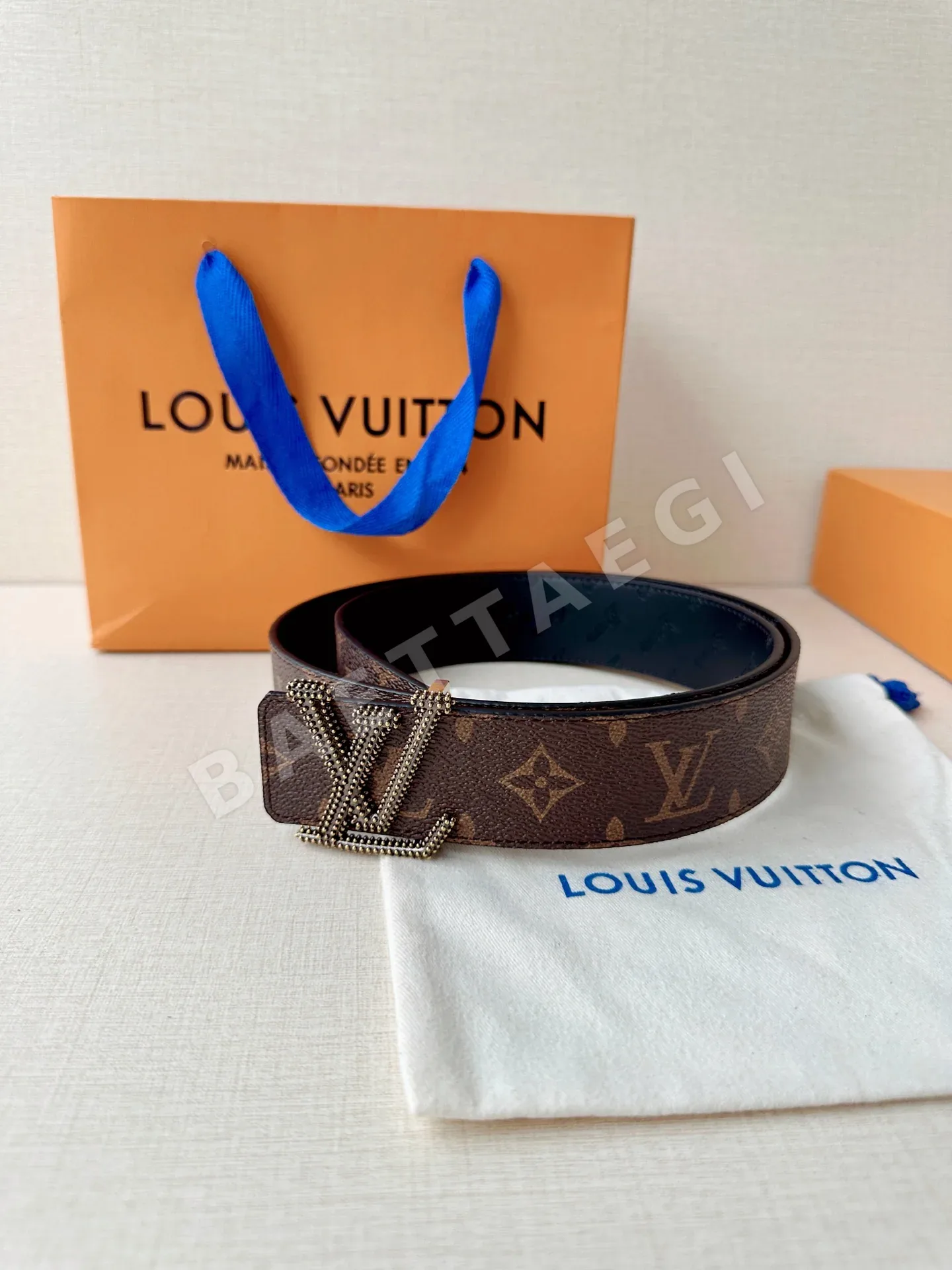 루이비통 LV 이니셜 스터드 리버시블 가죽 벨트 상세 이미지 7