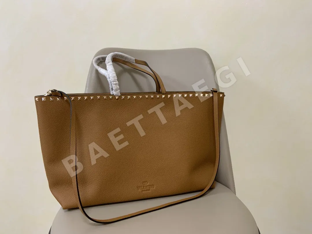 발렌티노 가라바니 락스터드 카프스킨 토트백 상세 이미지 3