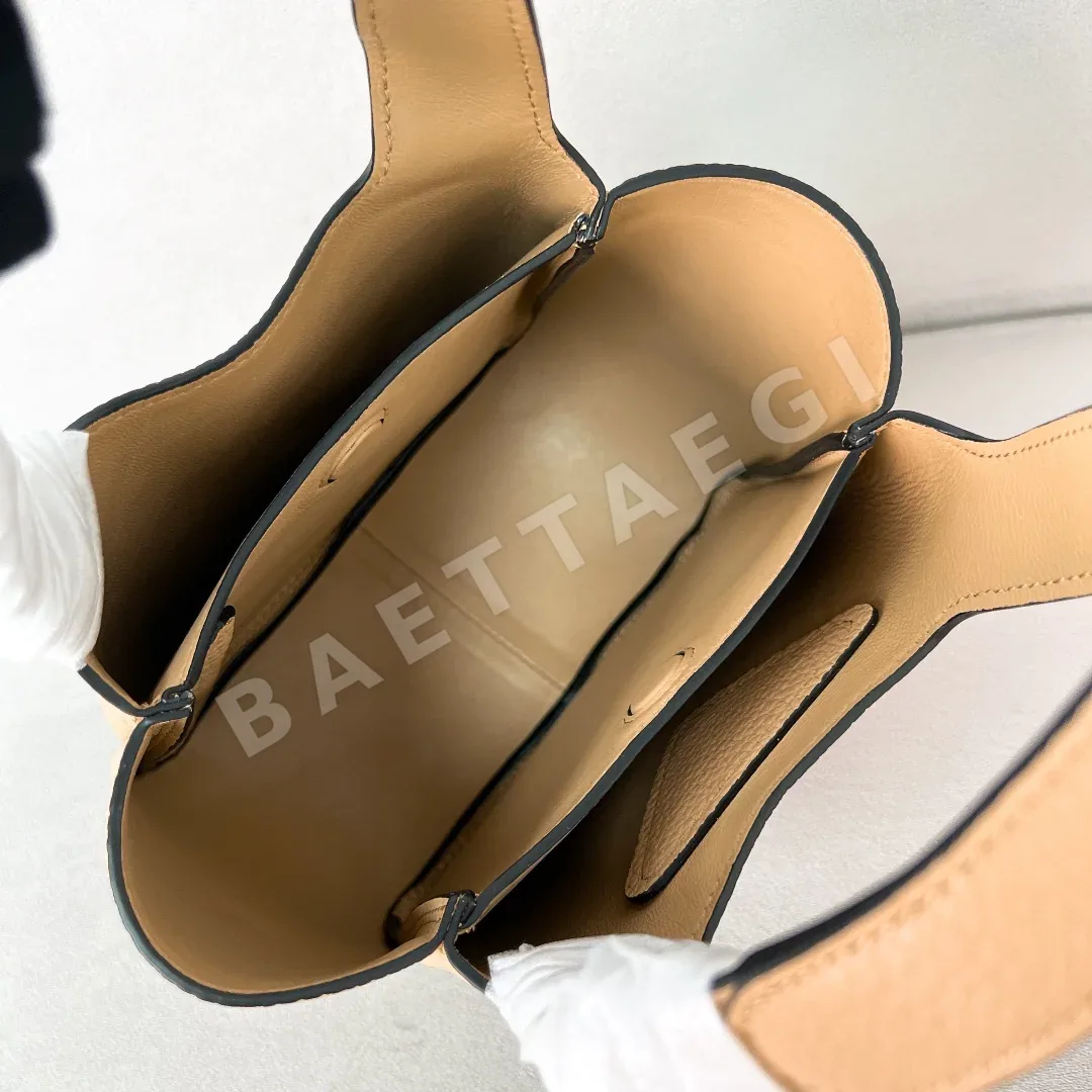 프라다 리치 패턴 카프스킨 토트백 1BA349 상세 이미지 8
