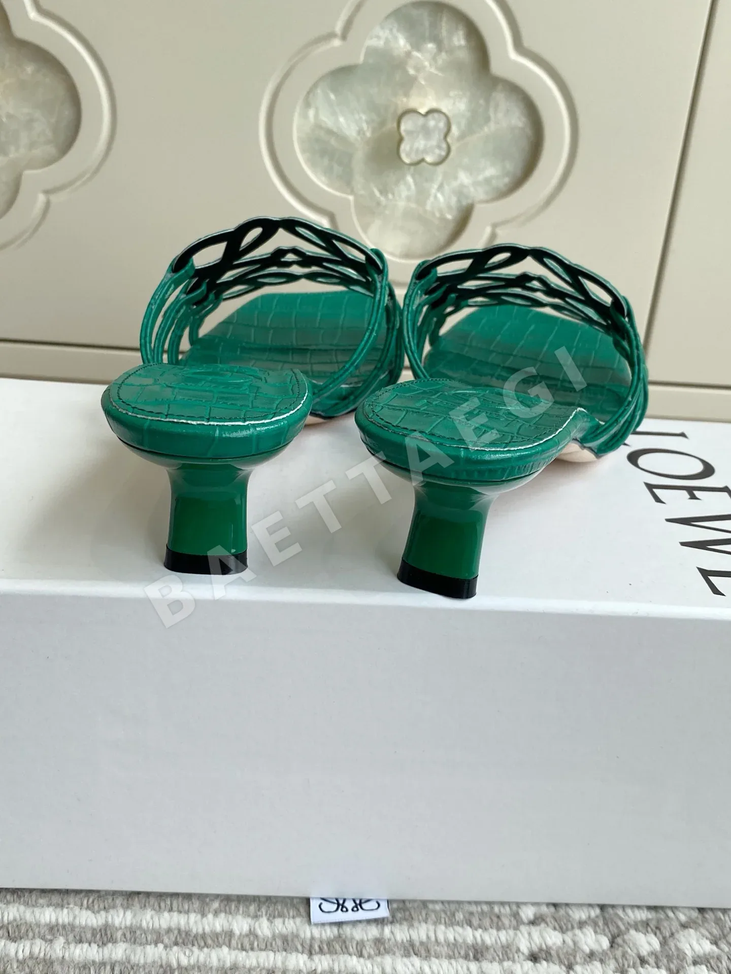 로에베 아나그램 중공 플랫 키튼힐 샌들 상세 이미지 8