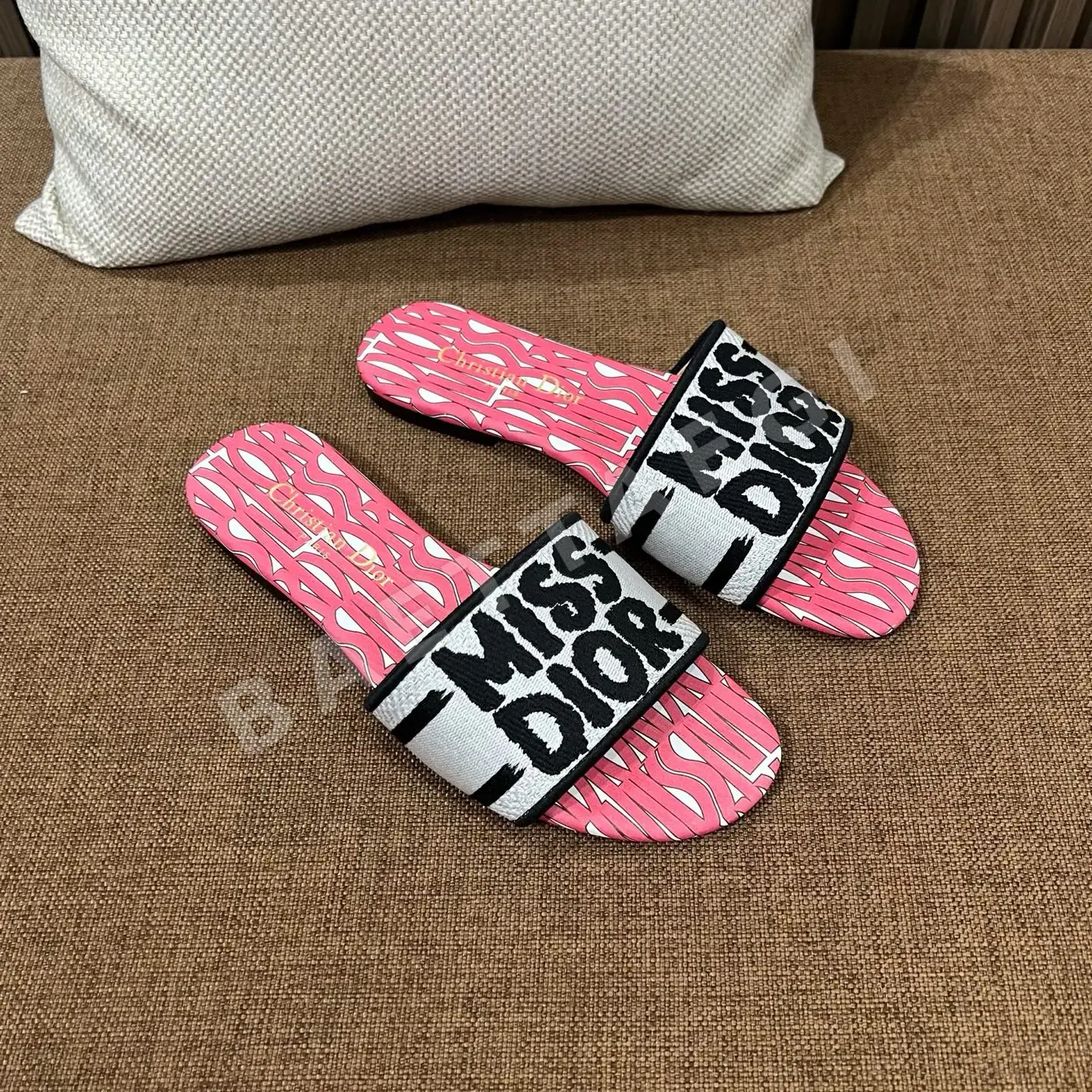 디올 자수 캔버스 샌들 상세 이미지 4
