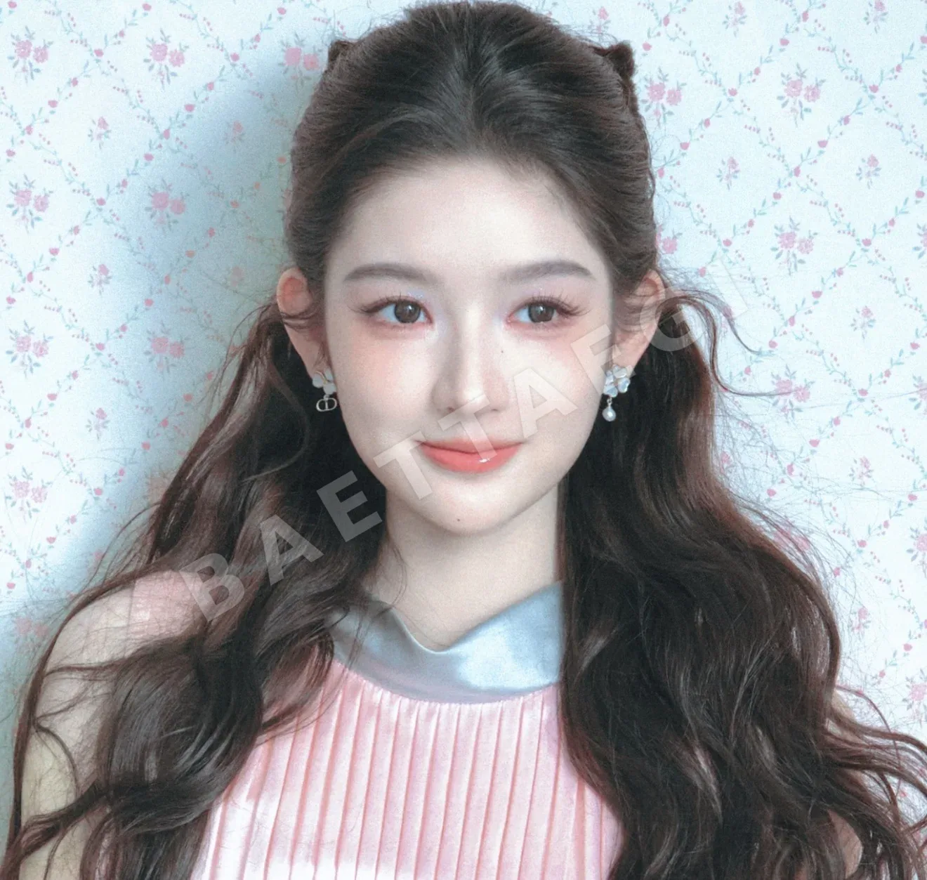 디올 화이트클로버 비대칭 진주 귀걸이 상세 이미지 7