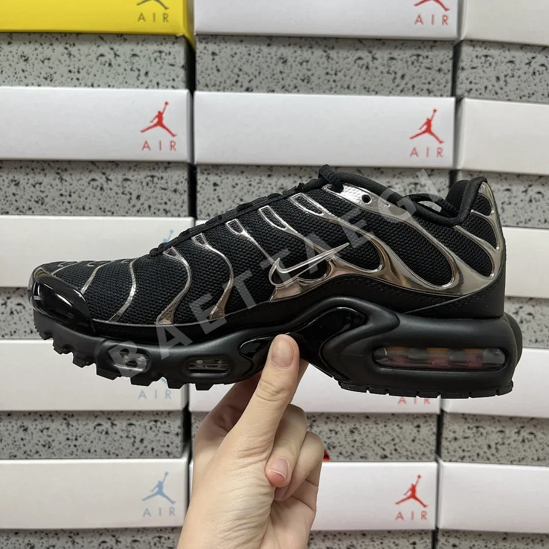 나이키 [DF] 에어 맥스 플러스 SE HJ9743-001 201075 Nike Air Max Plus SE Black Chrome 상세 이미지 2