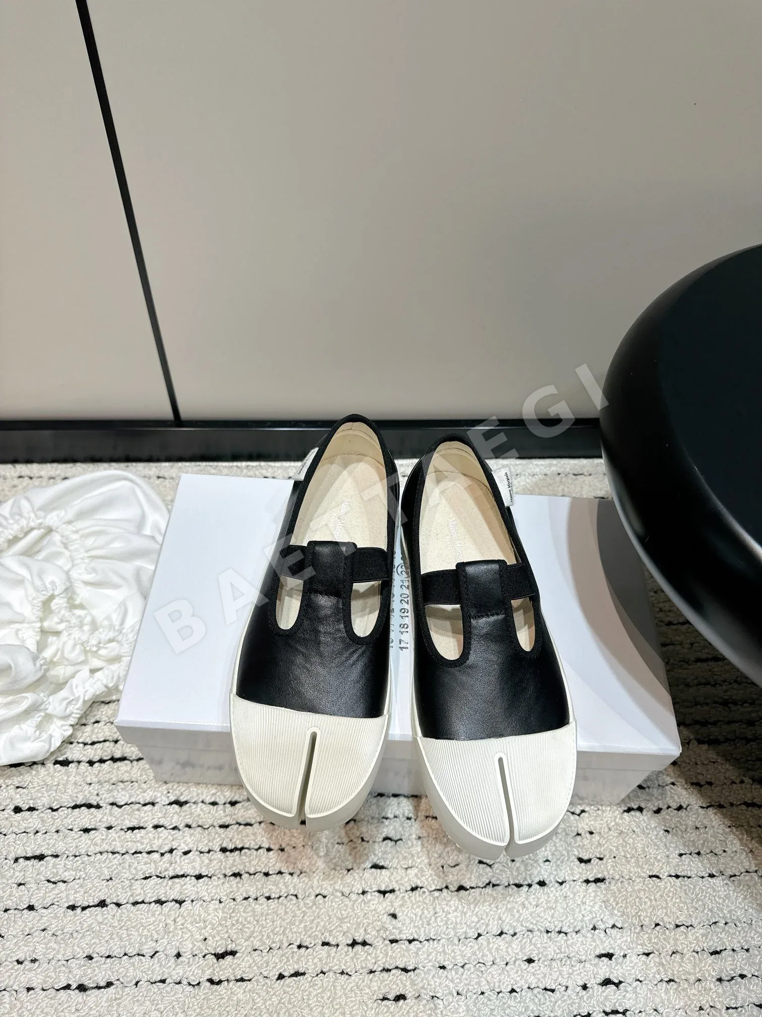 마르지엘라 갈라진 앞코 스트랩 가죽 스니커즈 9086