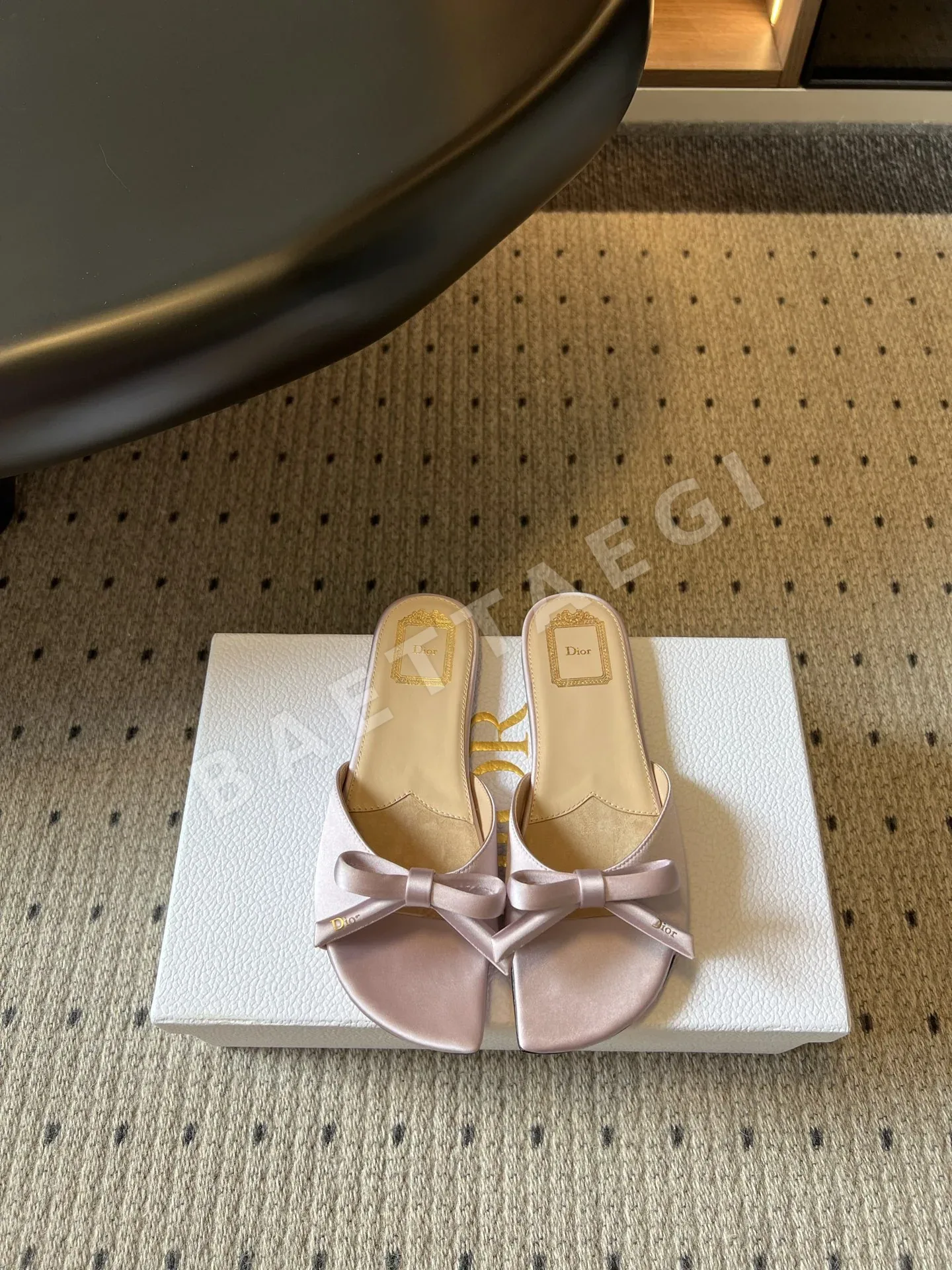 디올 리본 장식 스퀘어토 플랫 샌들 148389
