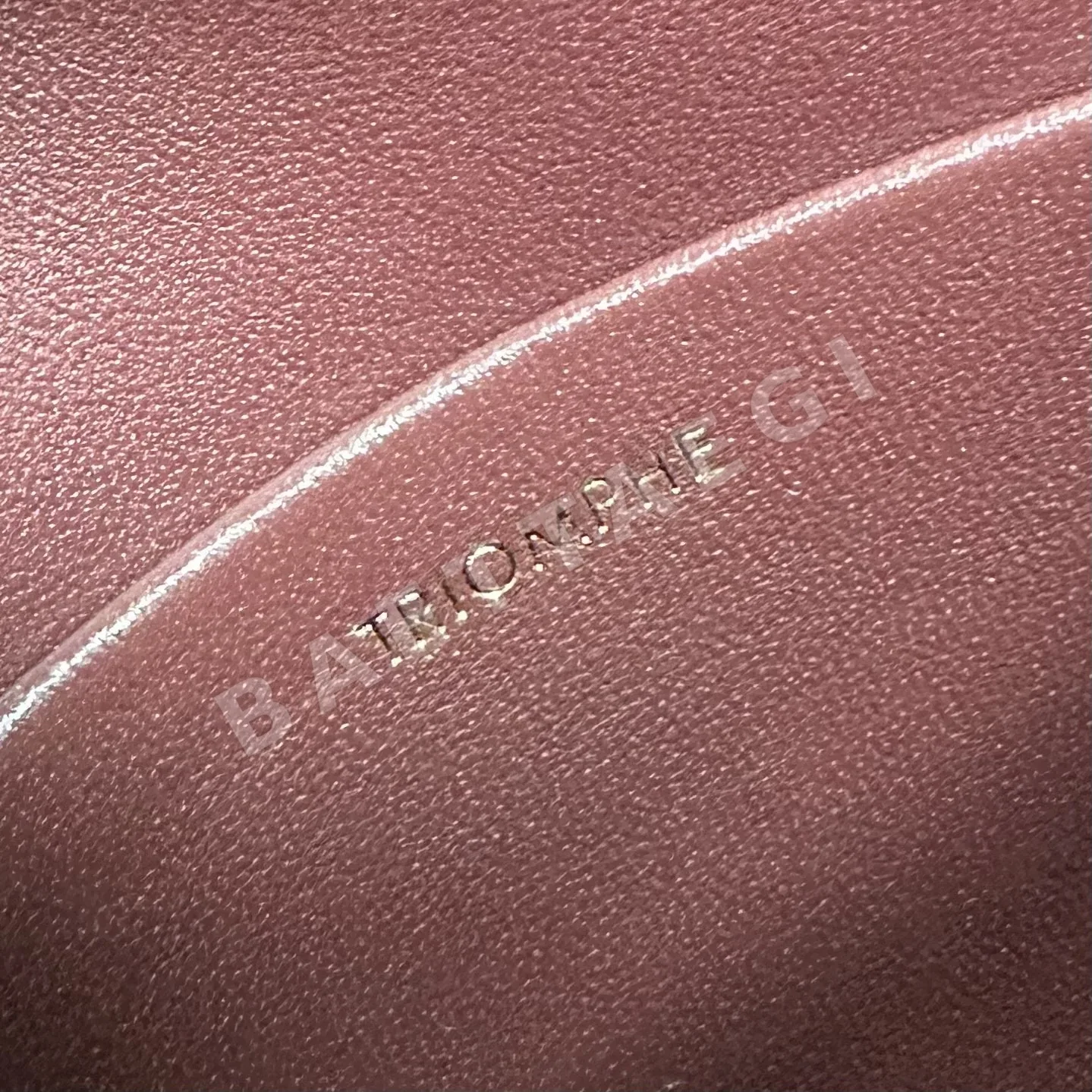 셀린느 트리옴프 에나멜 크로스바디 가방 상세 이미지 8