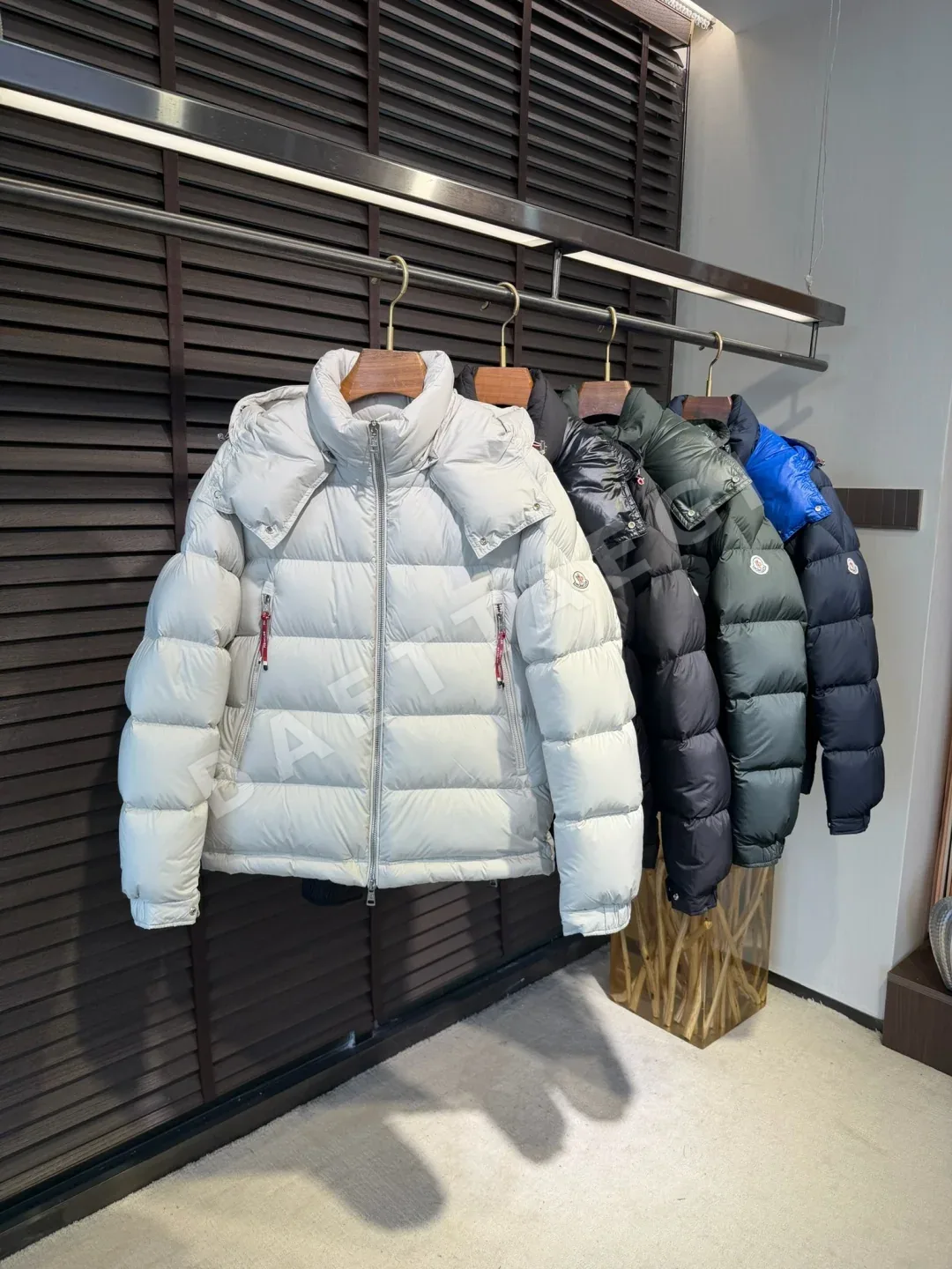 몽클레르 남성 화이트 덕 다운 패딩 자켓 상세 이미지 3