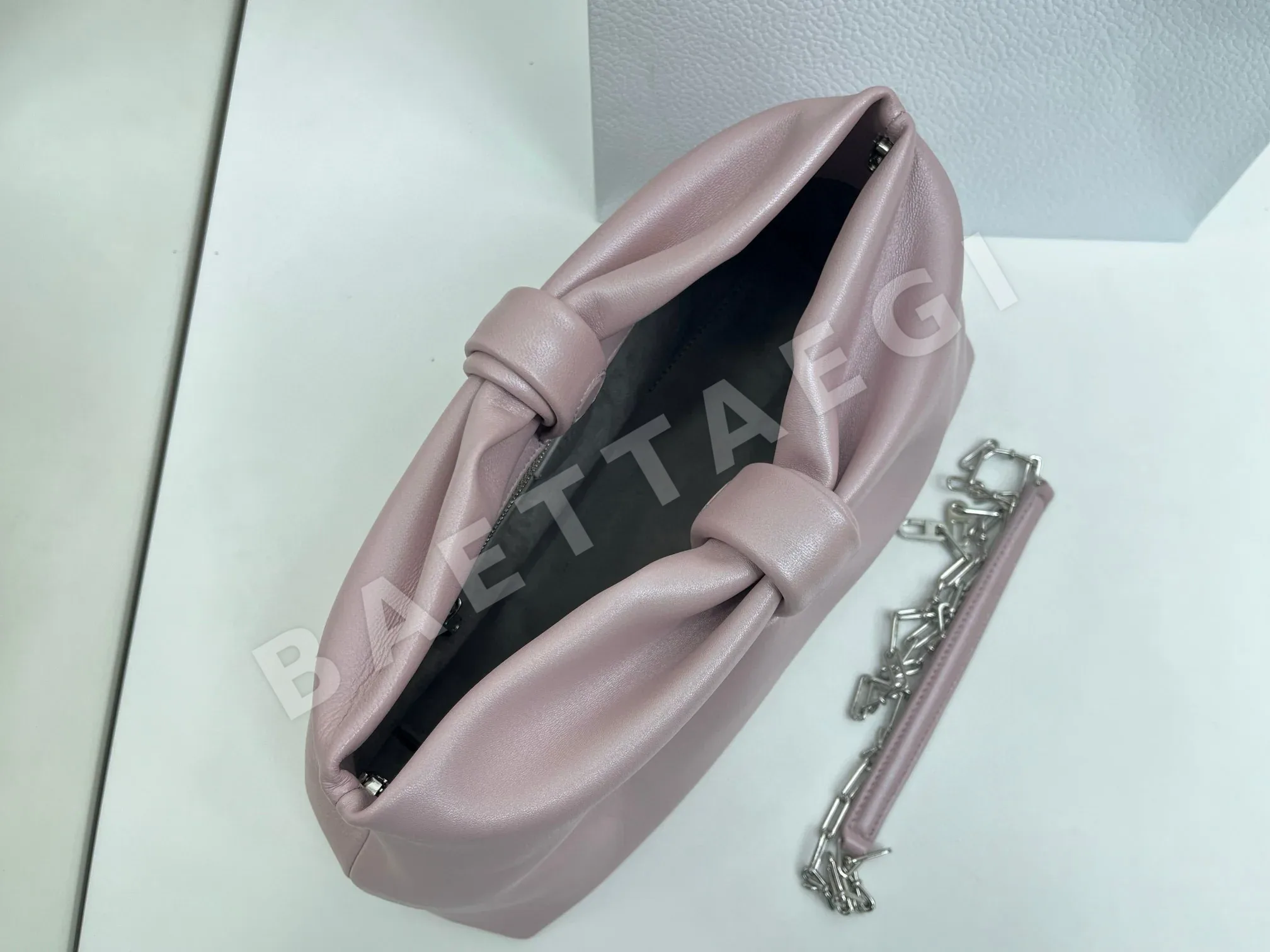 디올 보우 체인 미디엄 램스킨 가방 상세 이미지 8