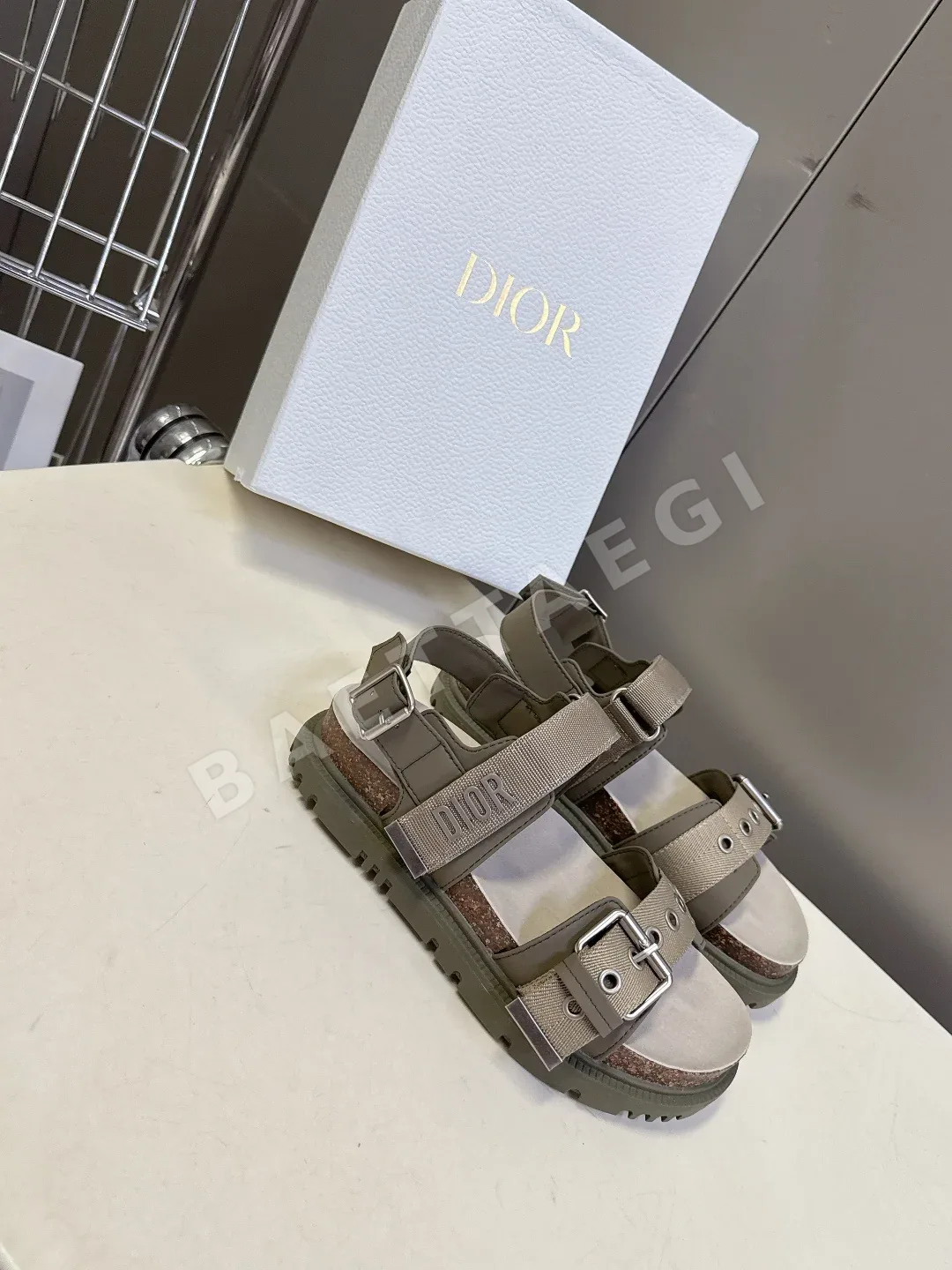 디올 더블 버클 플랫폼 샌들 상세 이미지 2