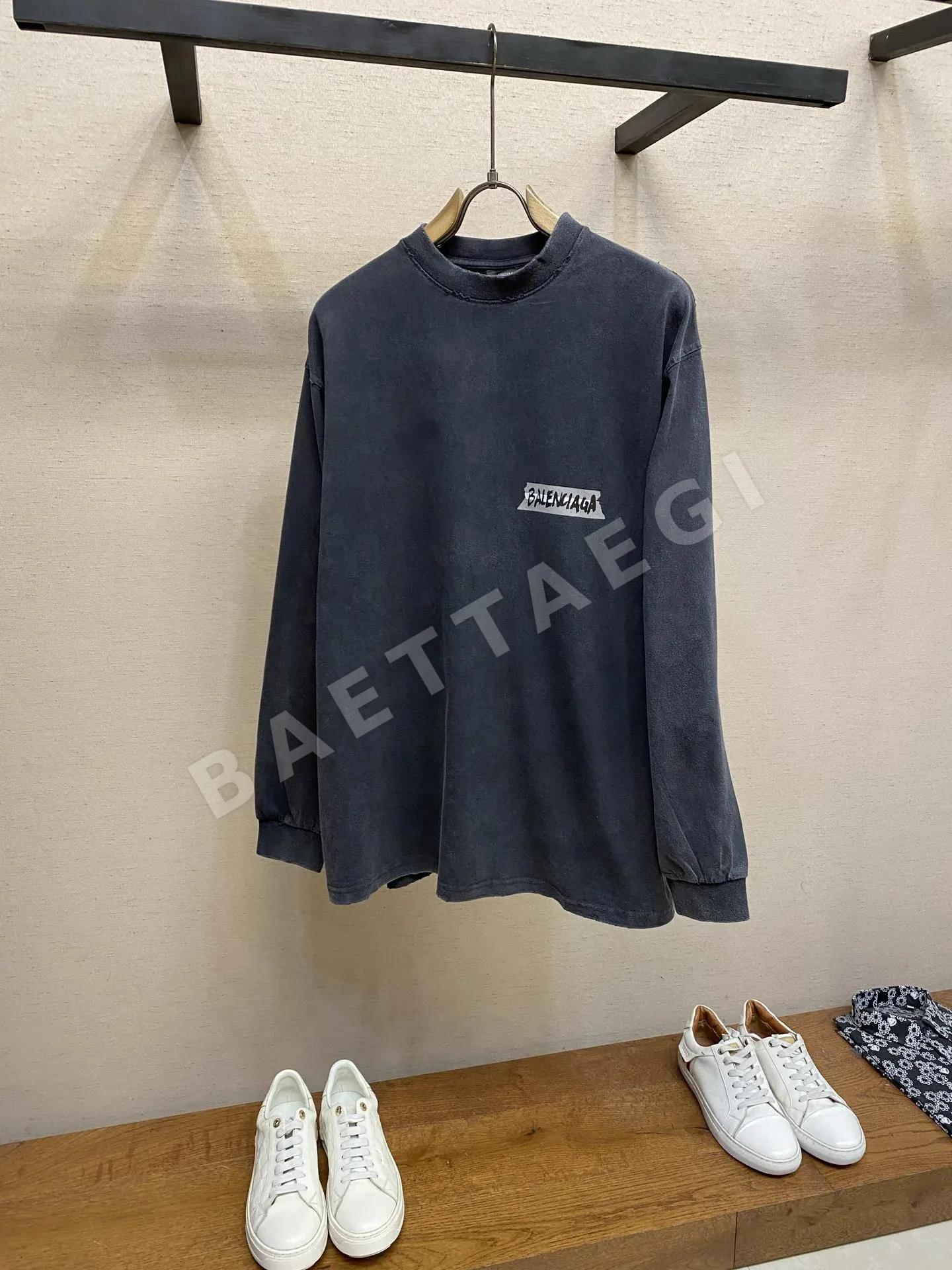 발렌시아가 마스킹테이프 프린트 남성 긴팔 티셔츠