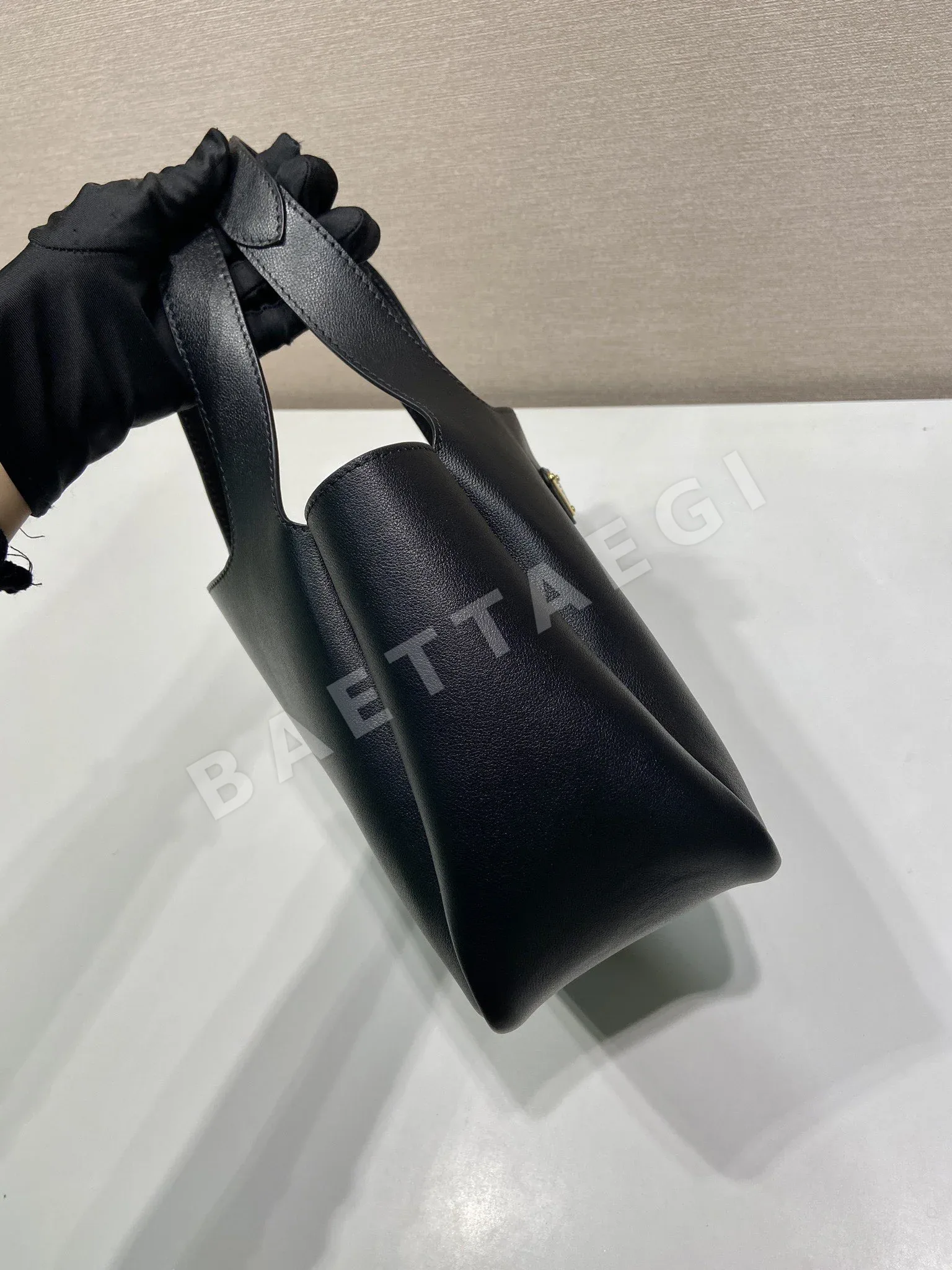 프라다 플레인 카우하이드 미니 바스켓 가방 1BG542 상세 이미지 5