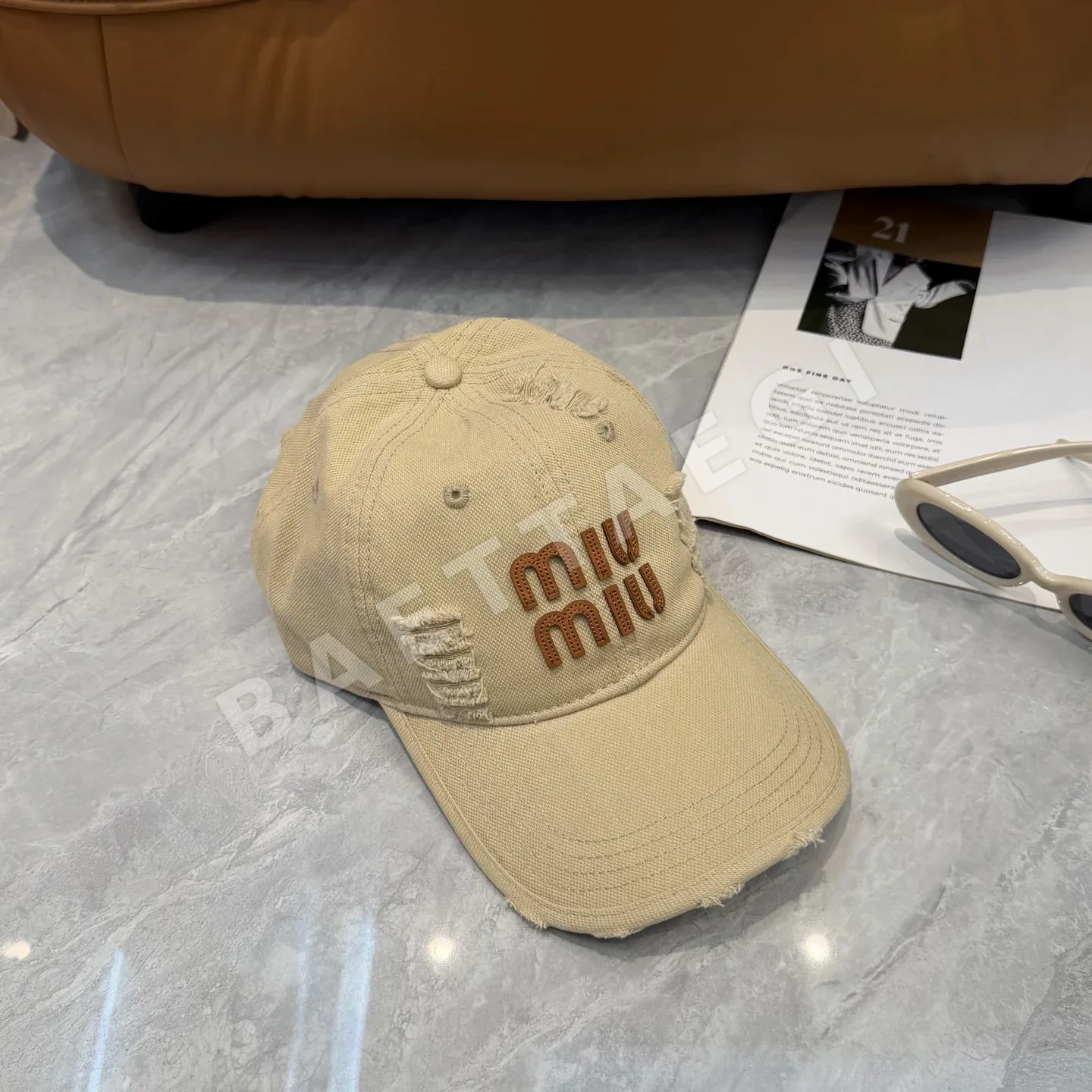 미우미우 찢어진 디자인 베이스볼캡 상세 이미지 5