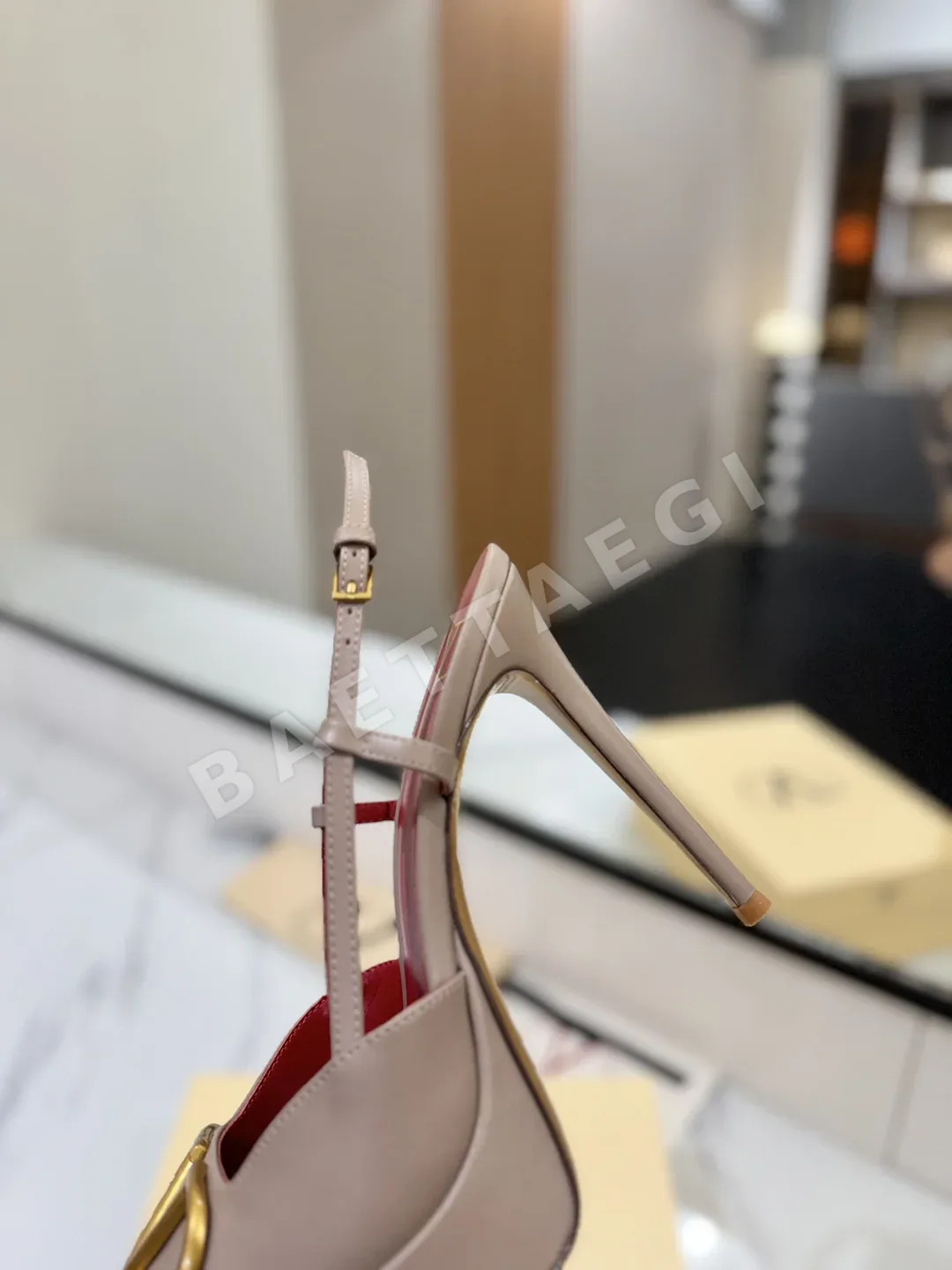 발렌티노 V버클 뾰족토 초하이힐 샌들 상세 이미지 9