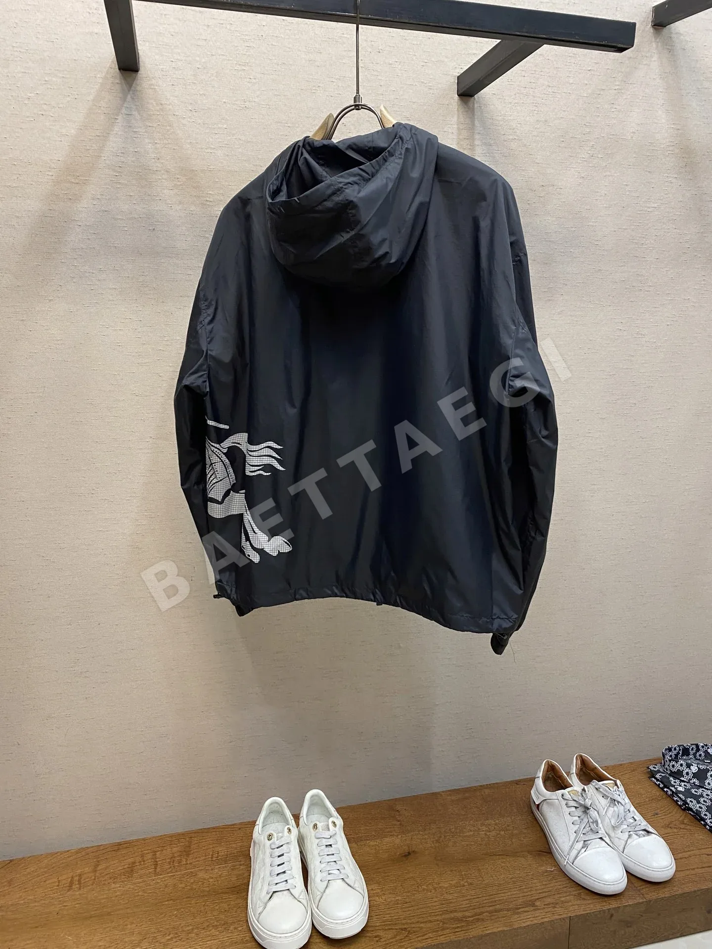 버버리 로고 프린트 나일론 후드 재킷 상세 이미지 2