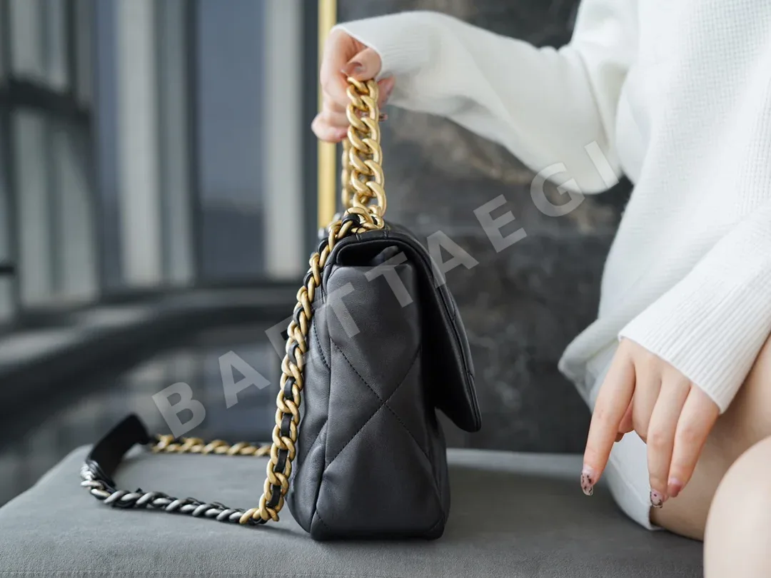 샤넬 런치 19 램스킨 미디엄 가방 상세 이미지 3