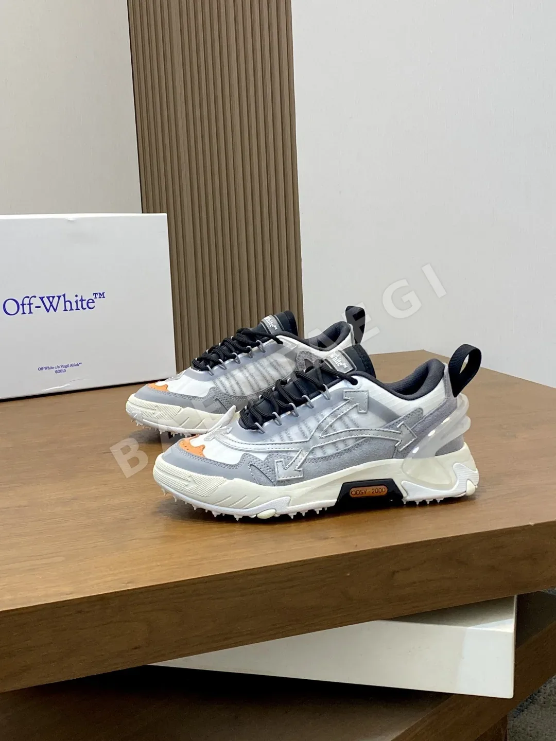 오프화이트 하이킹 및 캐주얼 신발 상세 이미지 3