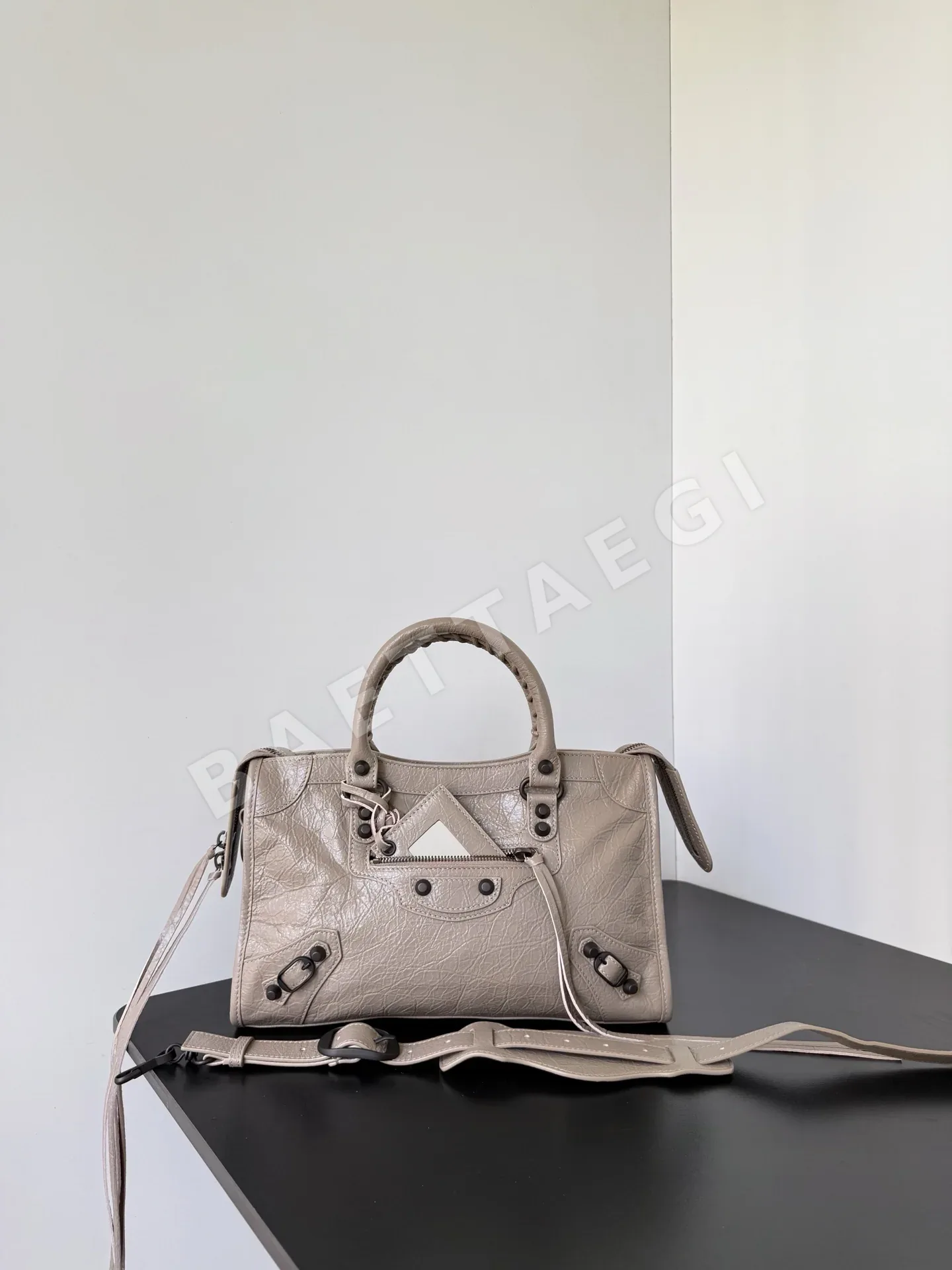 발렌시아가 가죽 클래식 숄더백 186587