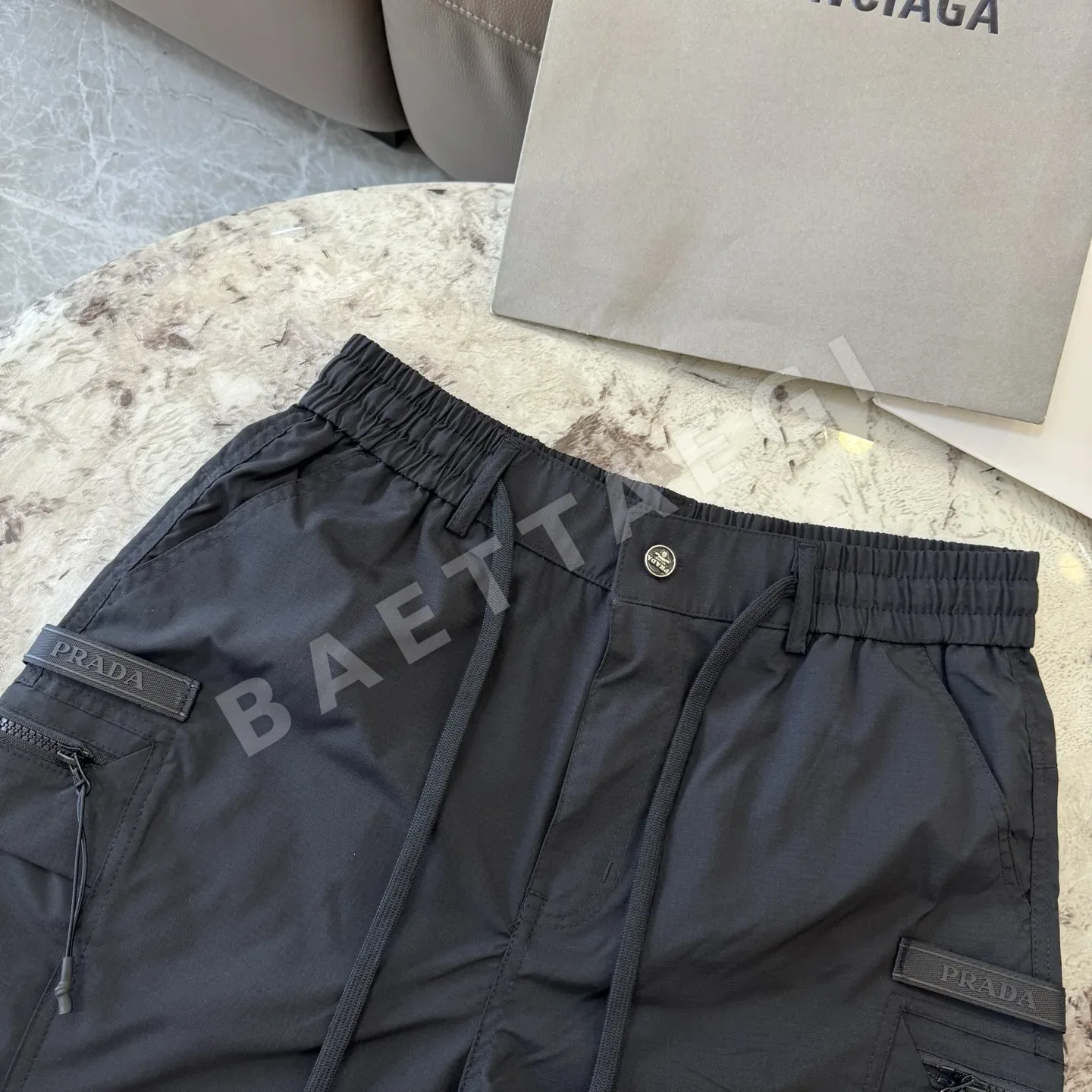 프라다 로고 장식 밴딩 카고 남성 반바지 상세 이미지 2