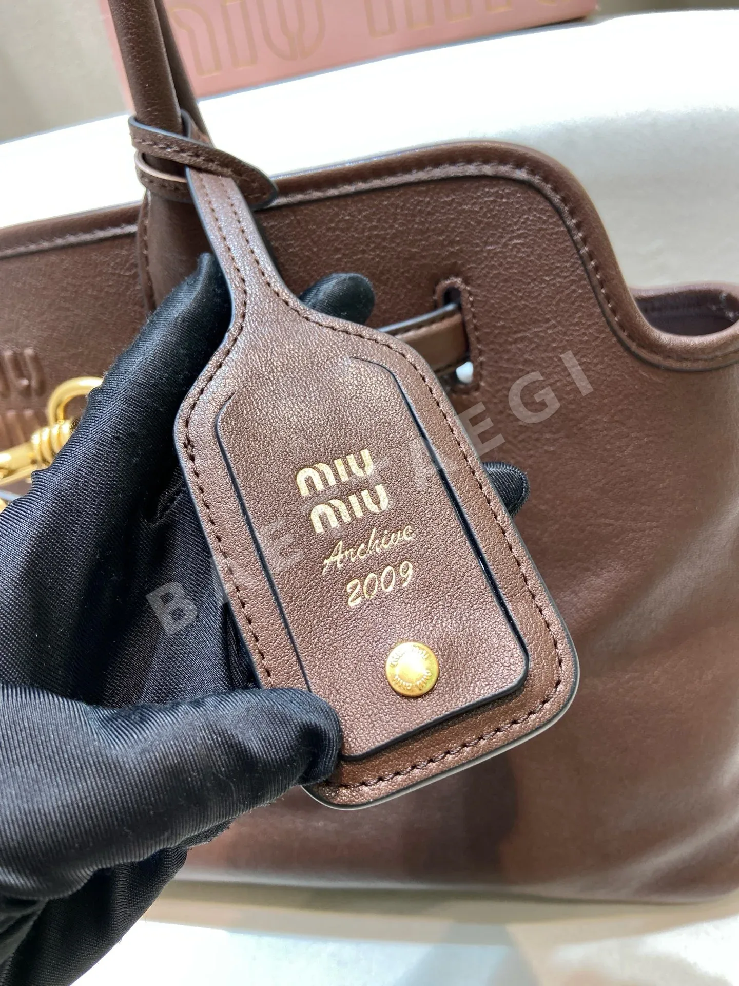 미우미우 아방추르 벨크로 참 가죽 숄더백 5BG310 상세 이미지 9