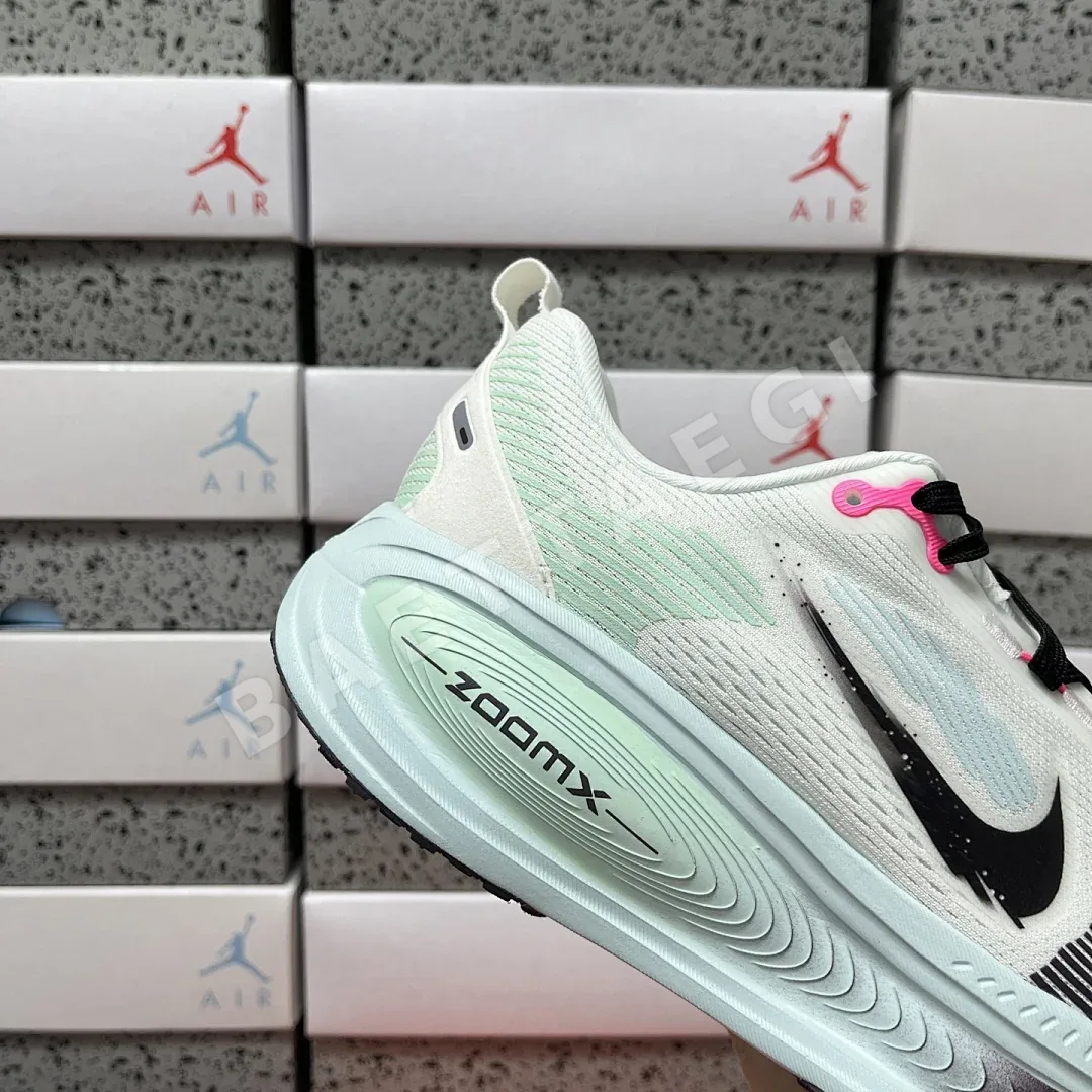 나이키 [XY] 보메로 18 IM6676-104 201156 Nike Vomero 18 White Glacier Blue Hyper Pink 상세 이미지 6