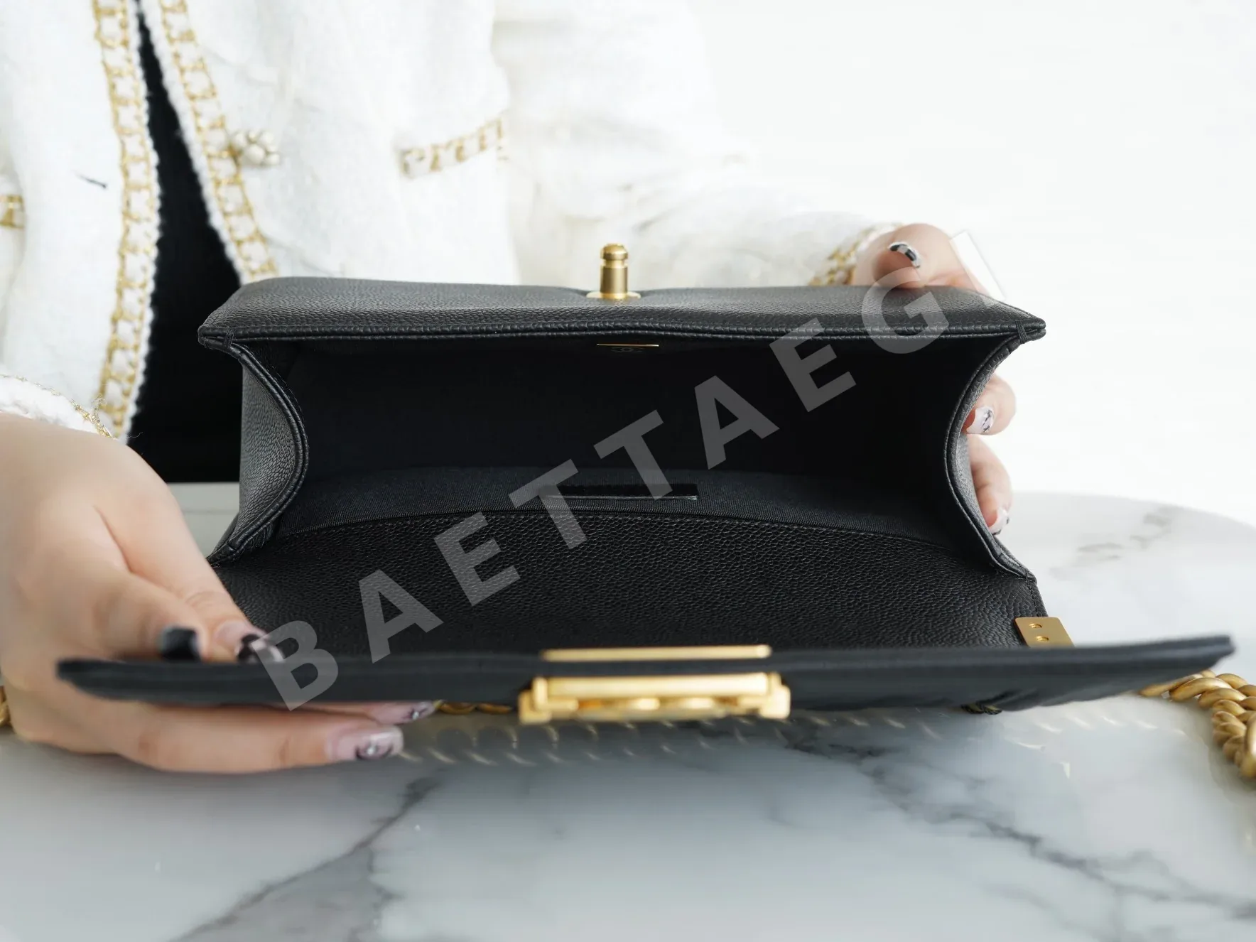 샤넬 보이백 캐비어 금장 미디엄 가방 상세 이미지 7