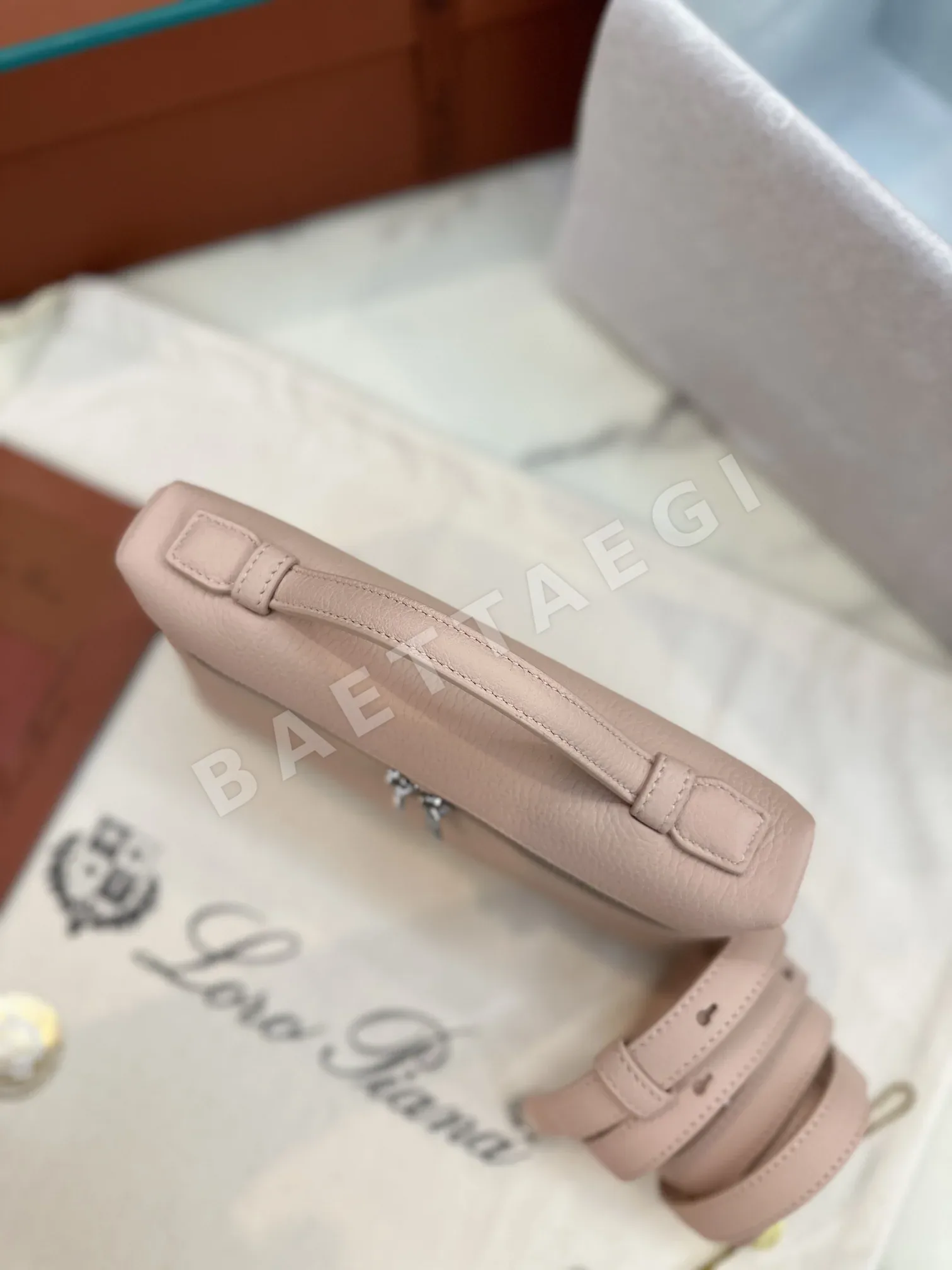 로로피아나 송아지가죽 대리석 무늬 핸드백 상세 이미지 5