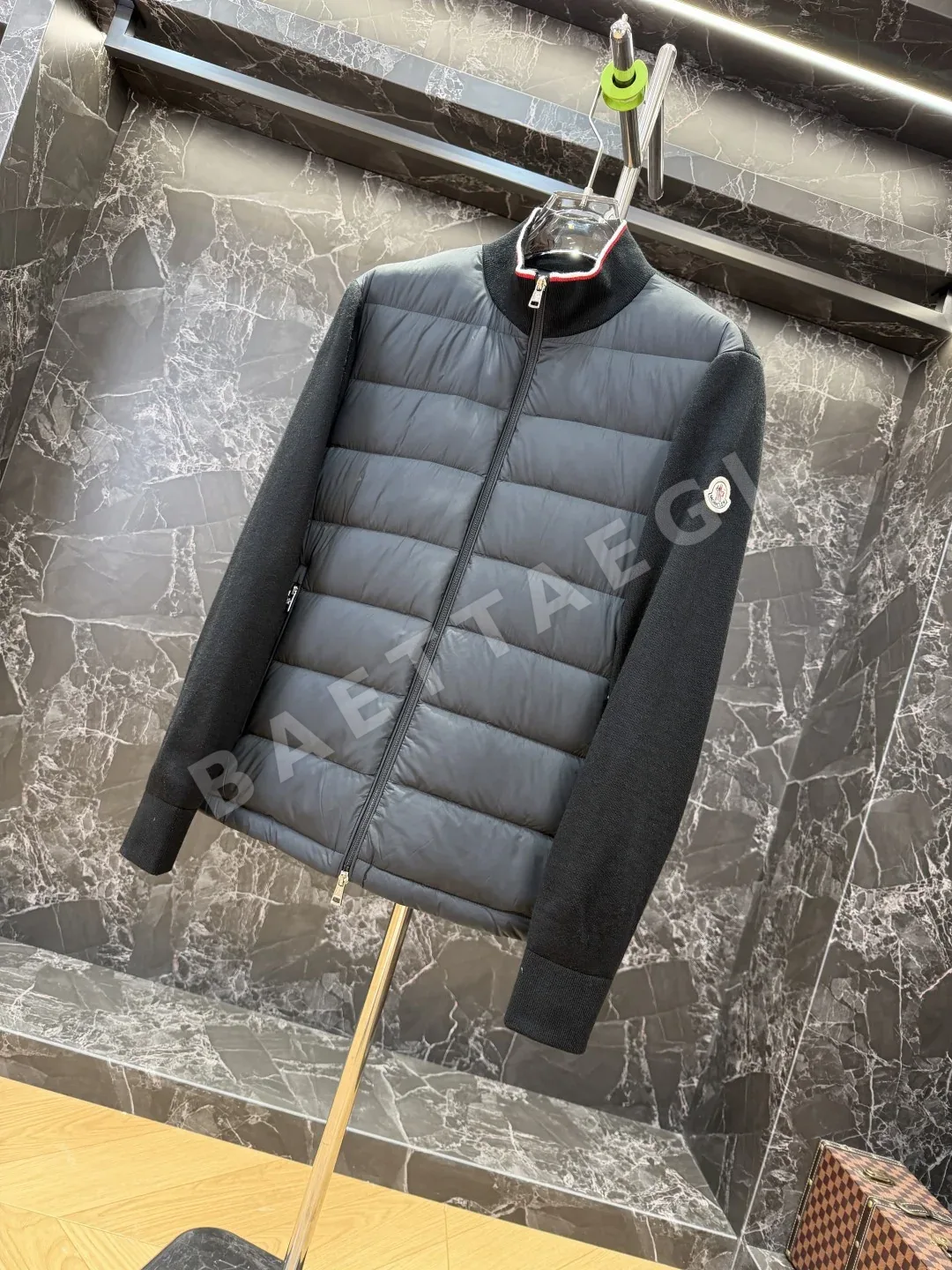 몽클레르 남성 화이트 덕다운 패딩 재킷 상세 이미지 4