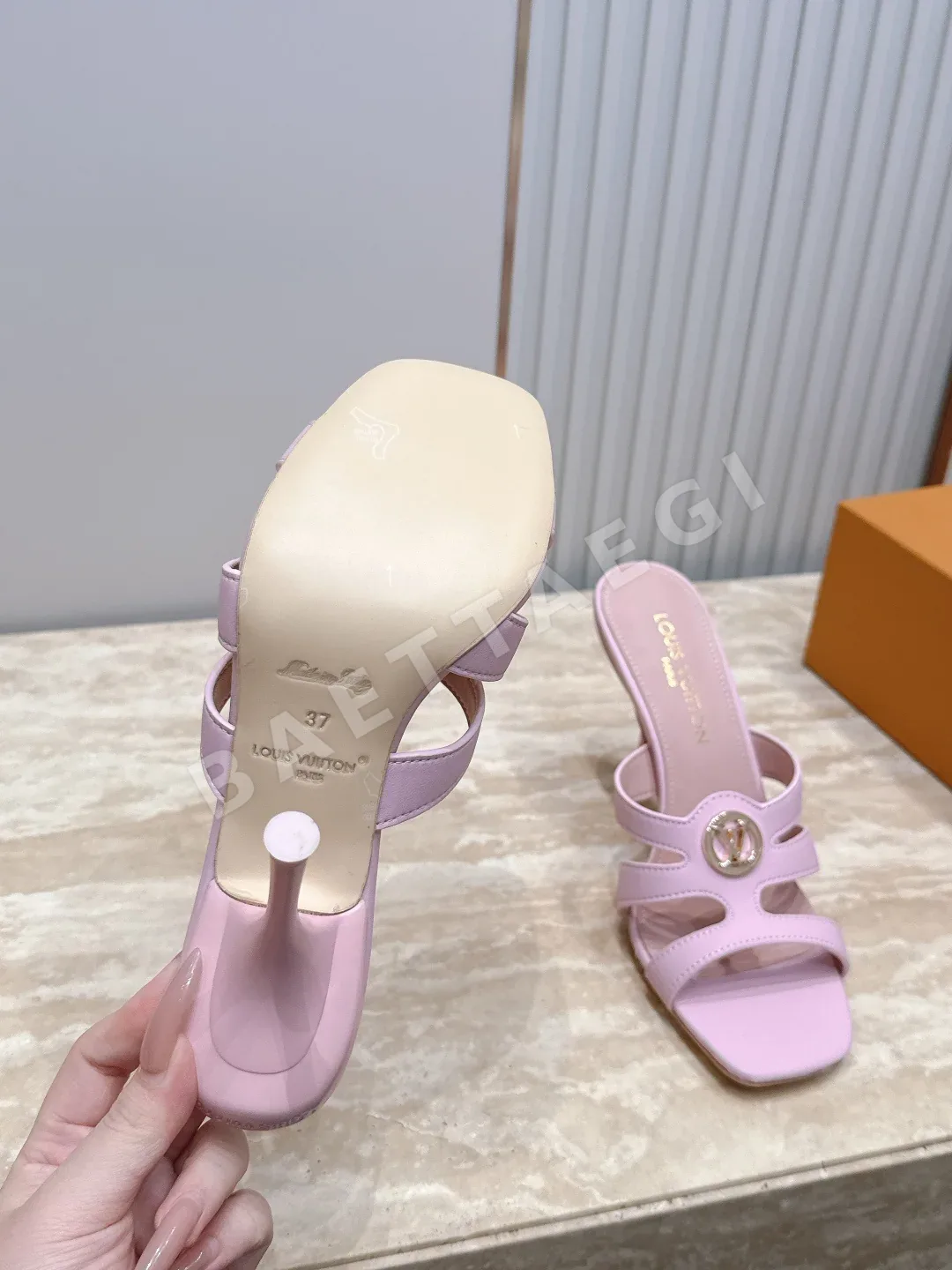 루이비통 메탈 버클 청키 힐 샌들 상세 이미지 7
