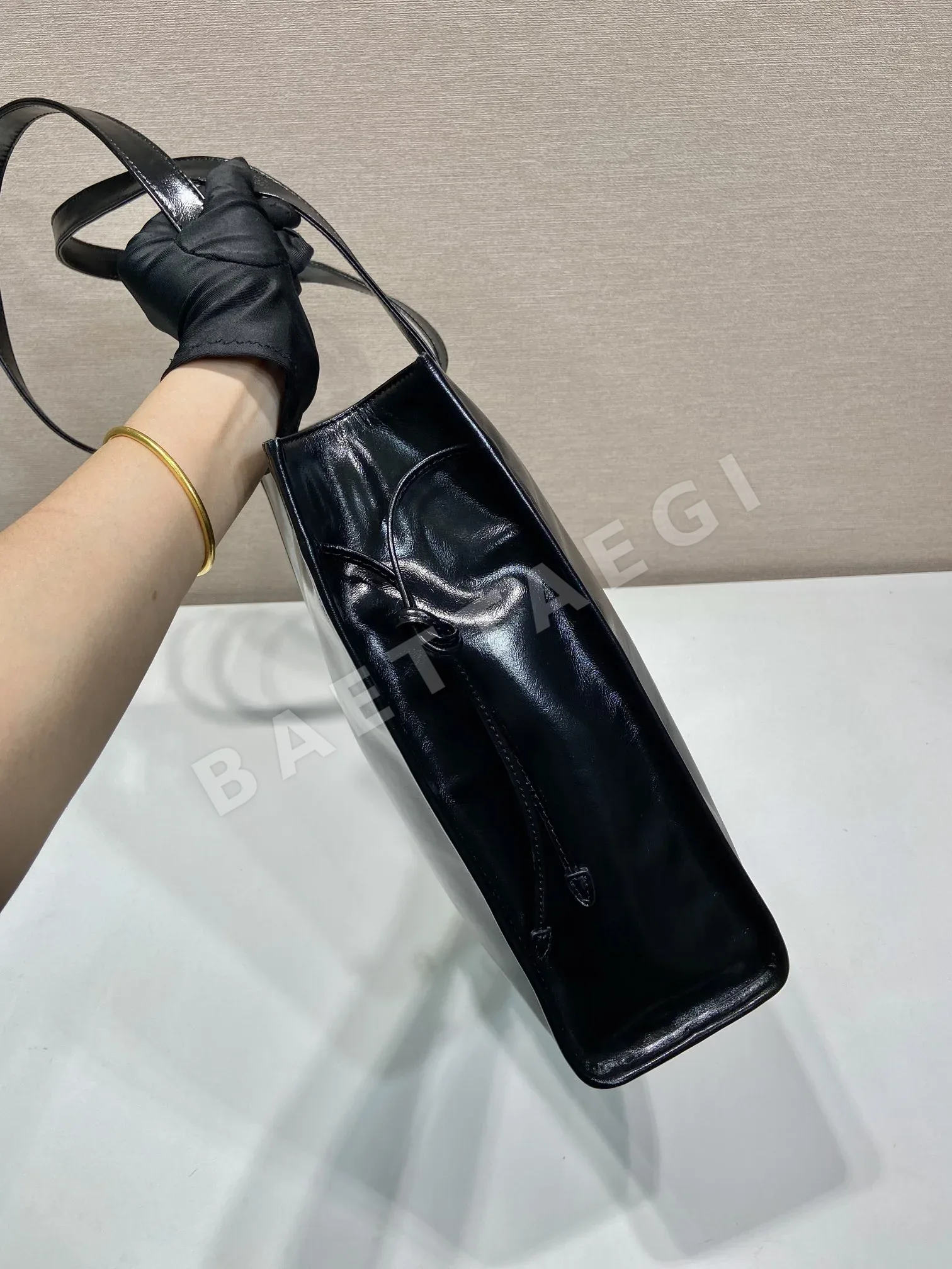 프라다 오일 코팅 가죽 토트백 상세 이미지 5
