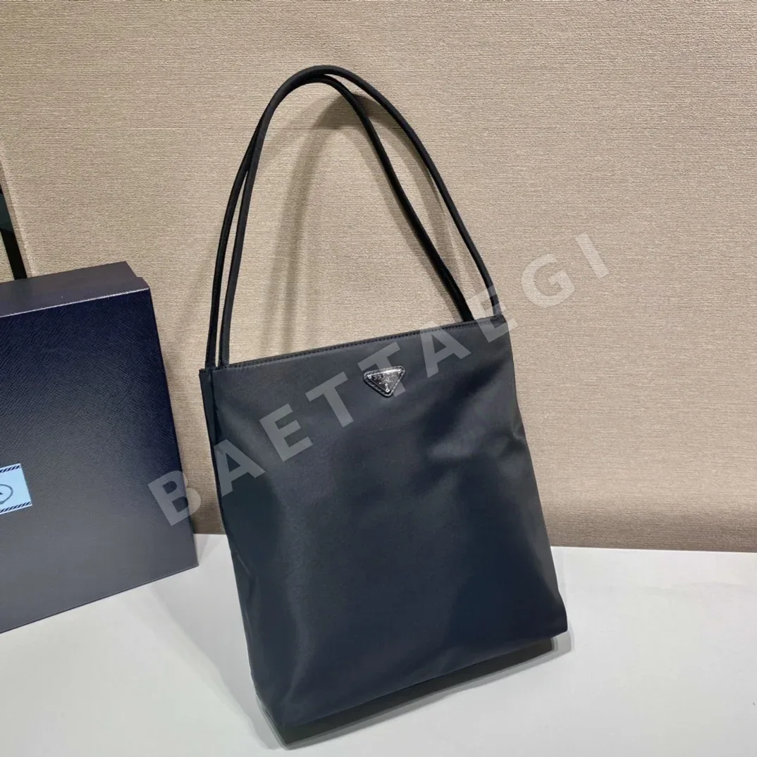 프라다 나일론 빈티지 라지 토트백 상세 이미지 3