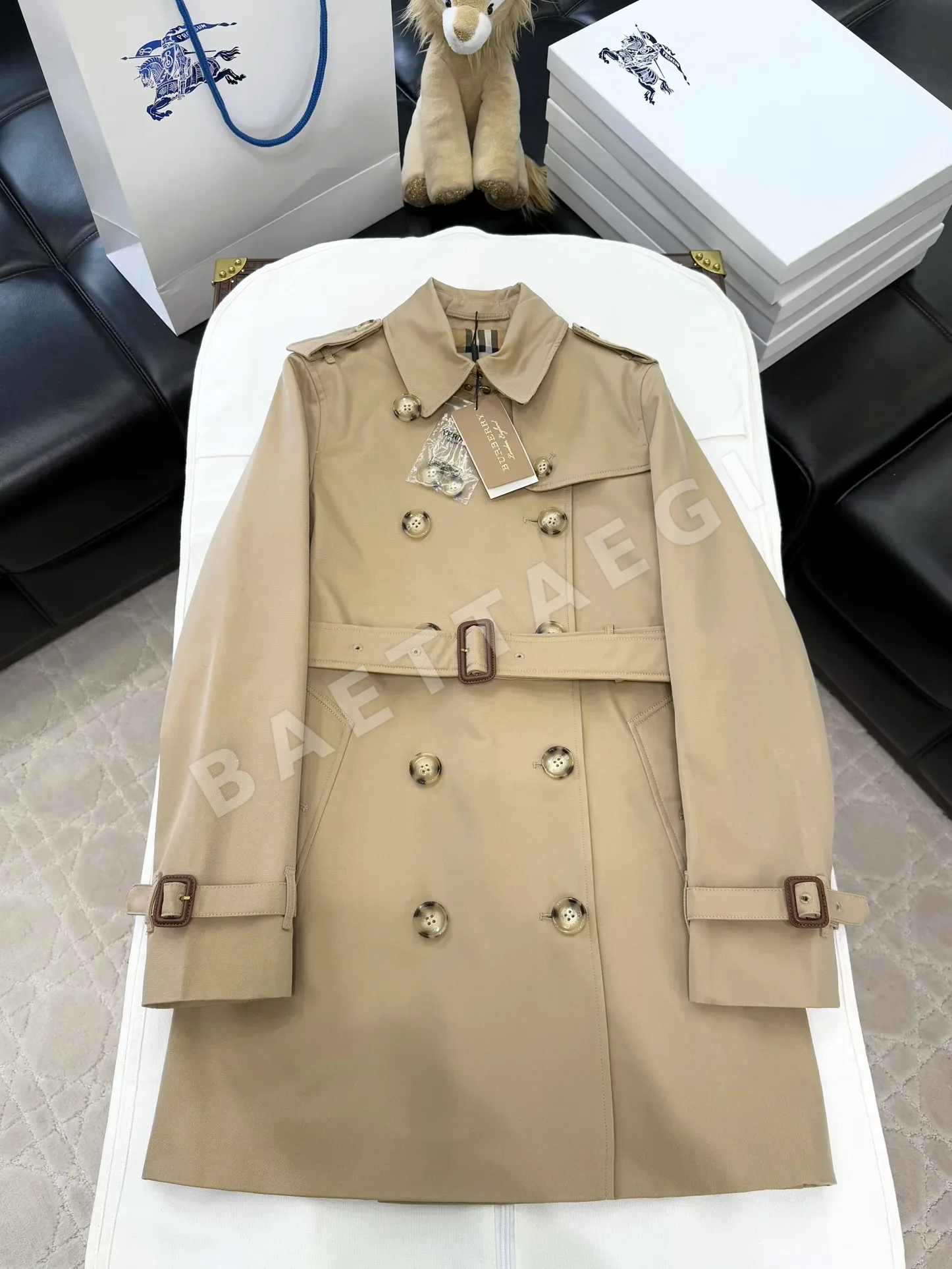 버버리 켄싱턴핏 쇼트 트렌치코트 여성 자켓 195365