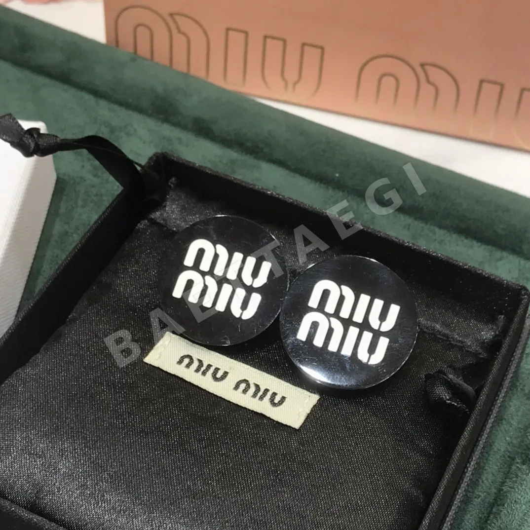 미우미우 블랙 라운드 클립 귀걸이 상세 이미지 4