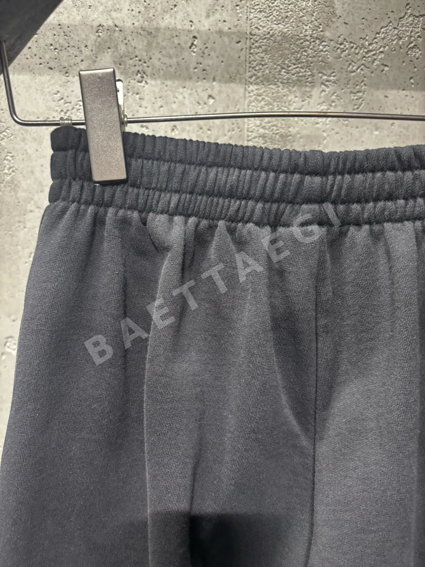 발렌시아가 그래픽 디테일 남성 바지 상세 이미지 10