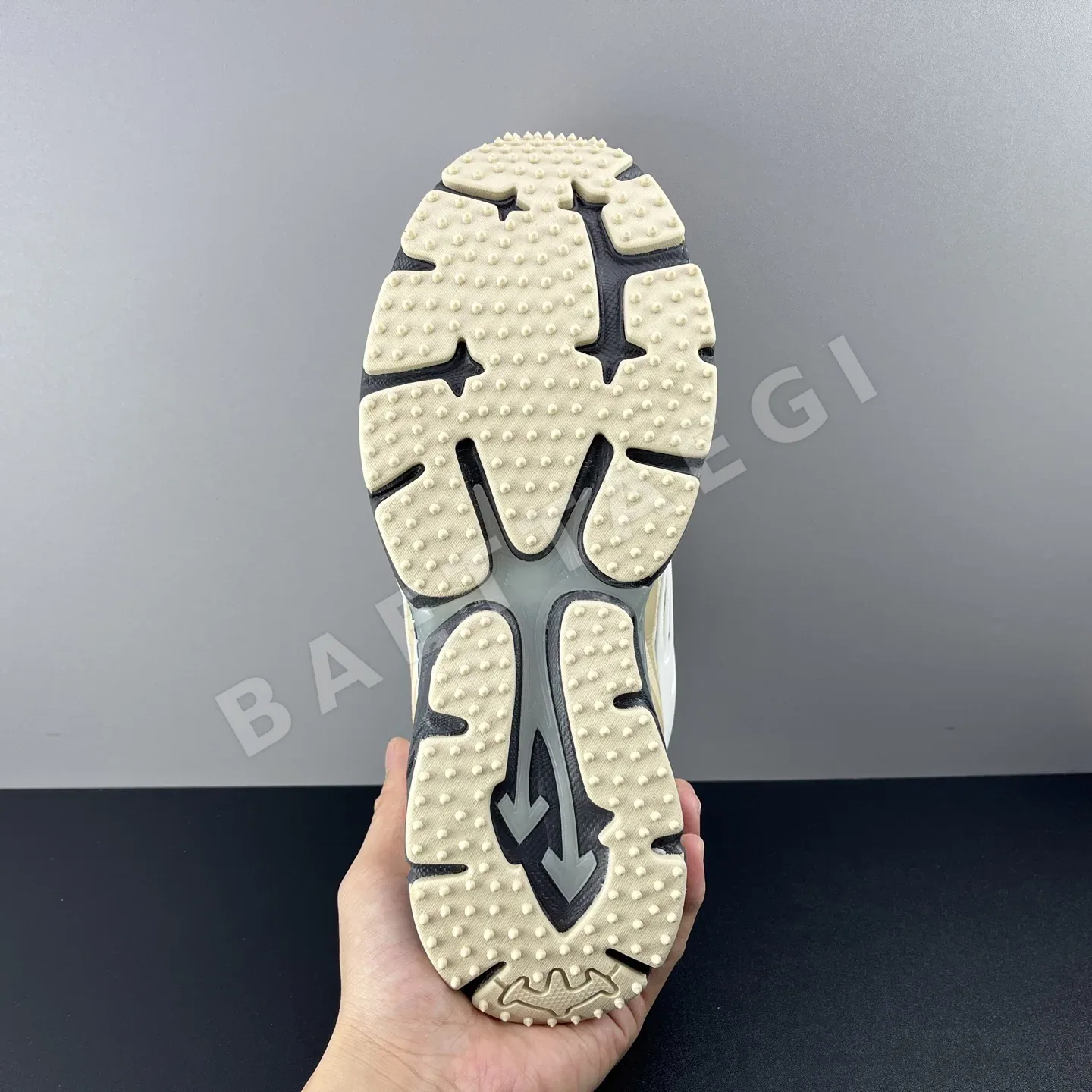 오프화이트 4겹 아웃솔 접합 갑피 러닝화 상세 이미지 8
