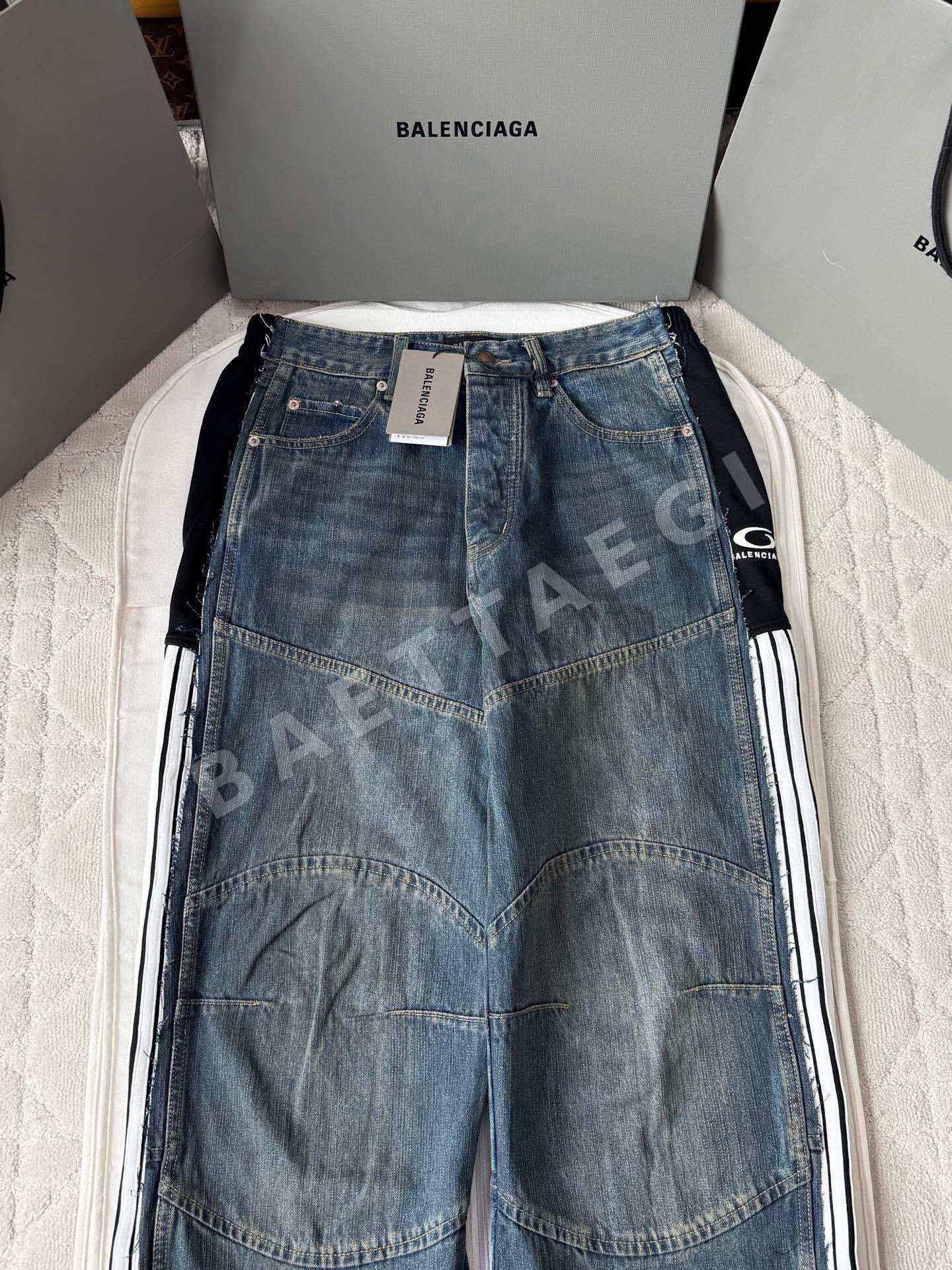 발렌시아가 웹패치워크 워시드 진 바지 상세 이미지 3