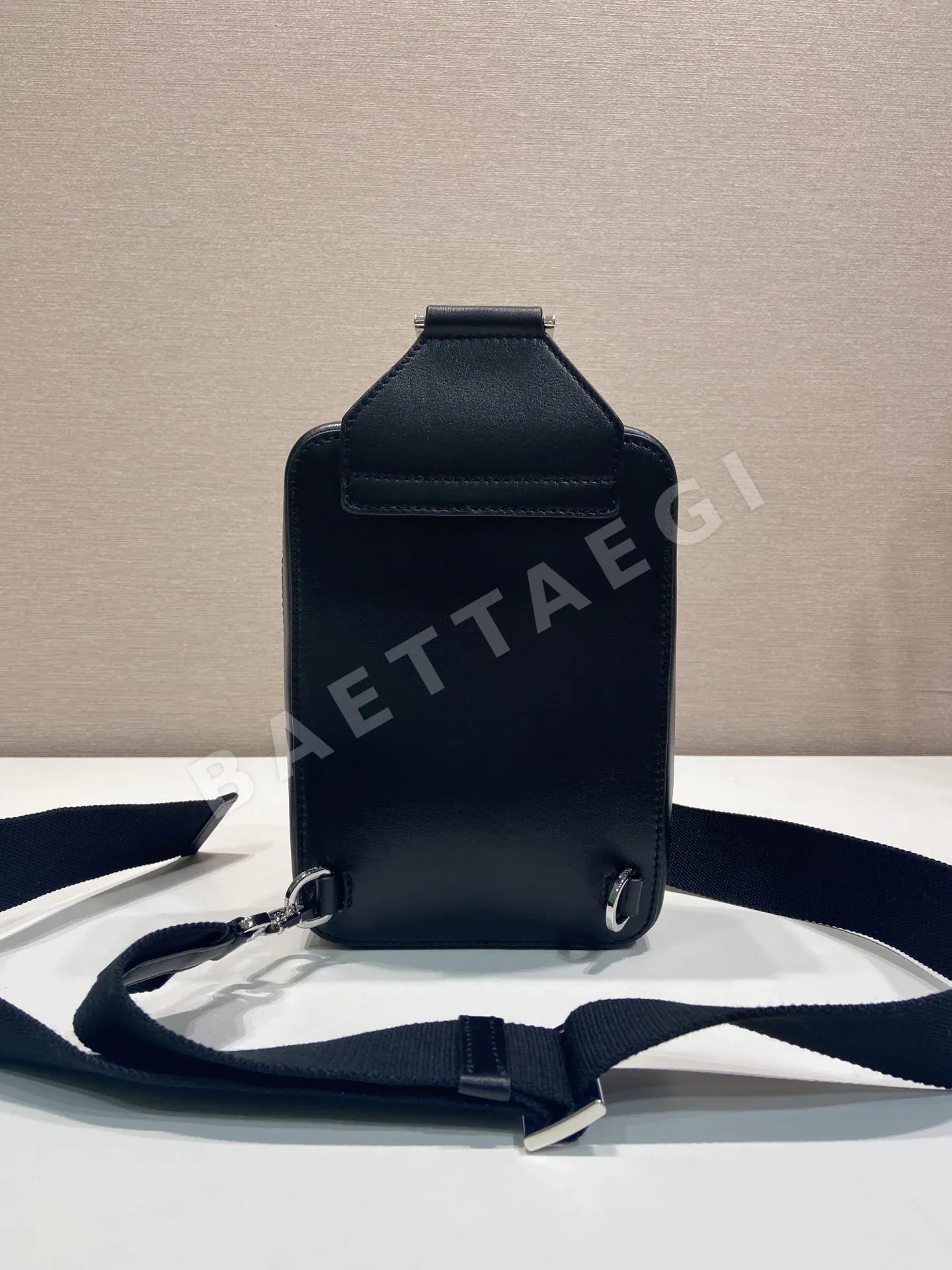 프라다 브릭 가죽 체스트 가방 2VZ106 상세 이미지 5