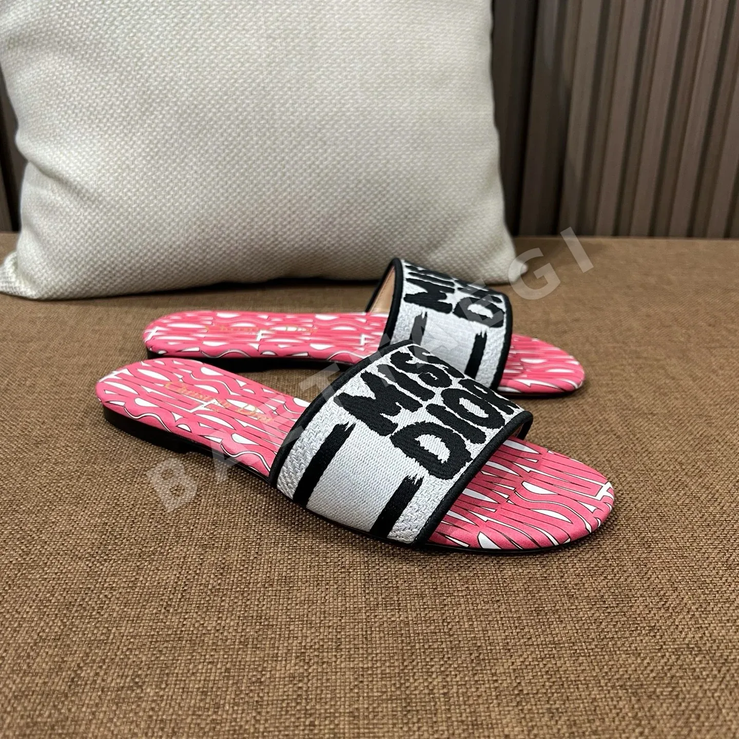 디올 자수 캔버스 샌들 상세 이미지 7