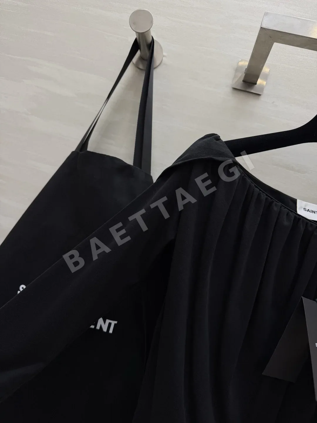 생로랑 여성 오프숄더 탑 플리츠 스커트 세트 상세 이미지 4