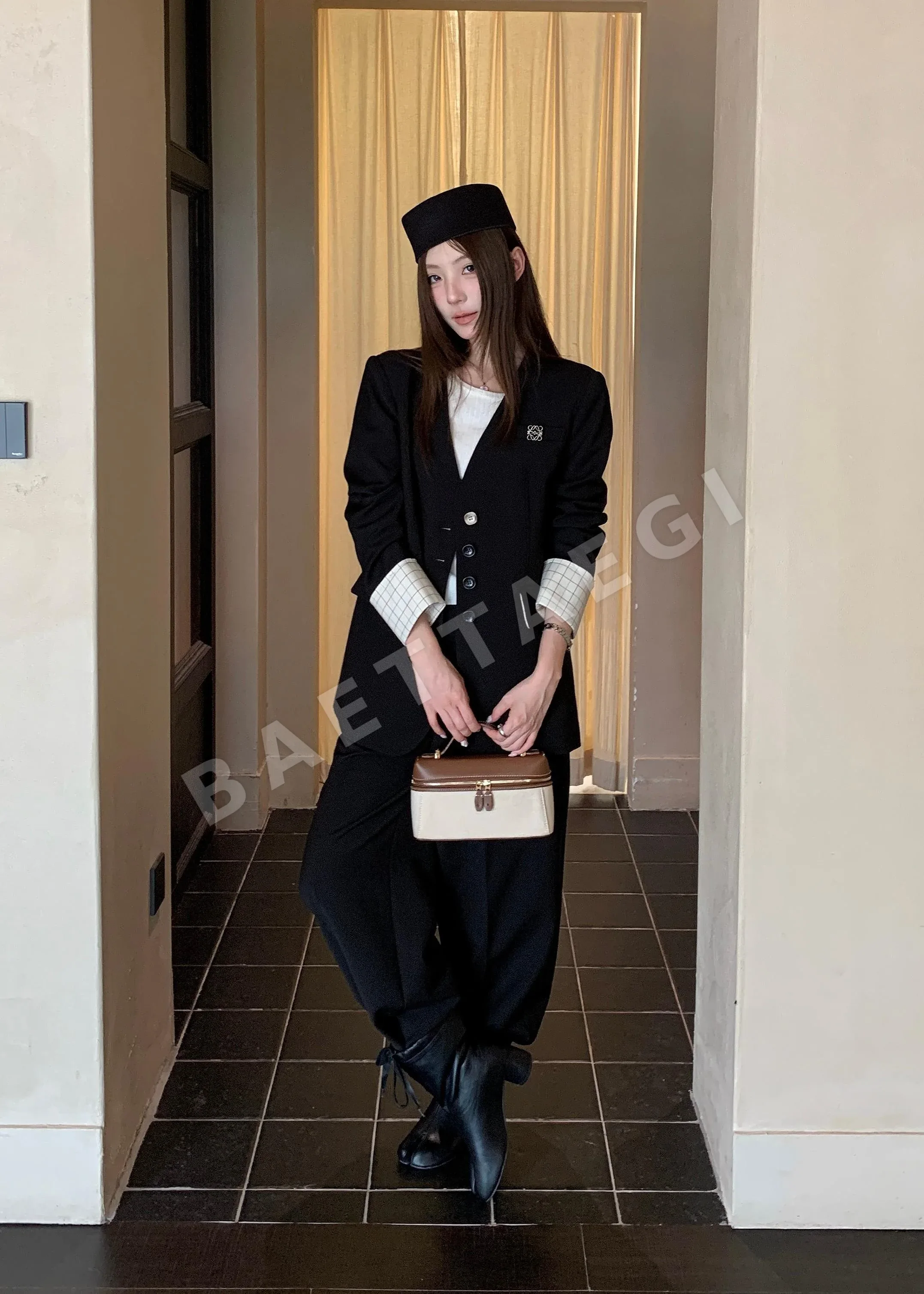 로에베 스퀘어 브로치 장식 V넥 체크 소매 수트 세트 193187