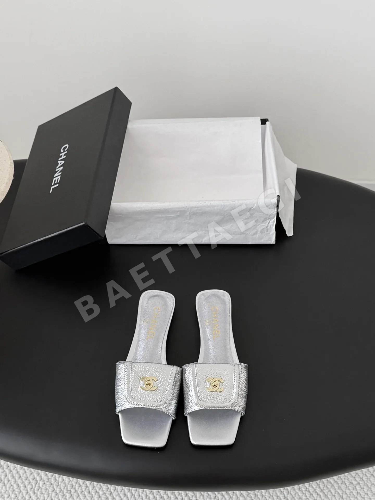 샤넬 26C 빈티지 스타일 백클 슬리퍼 98675