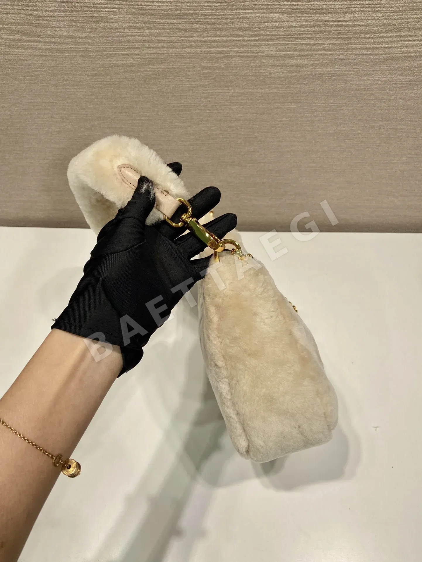 프라다 고트 헤어 호보 퍼 가방 1BC204 상세 이미지 6