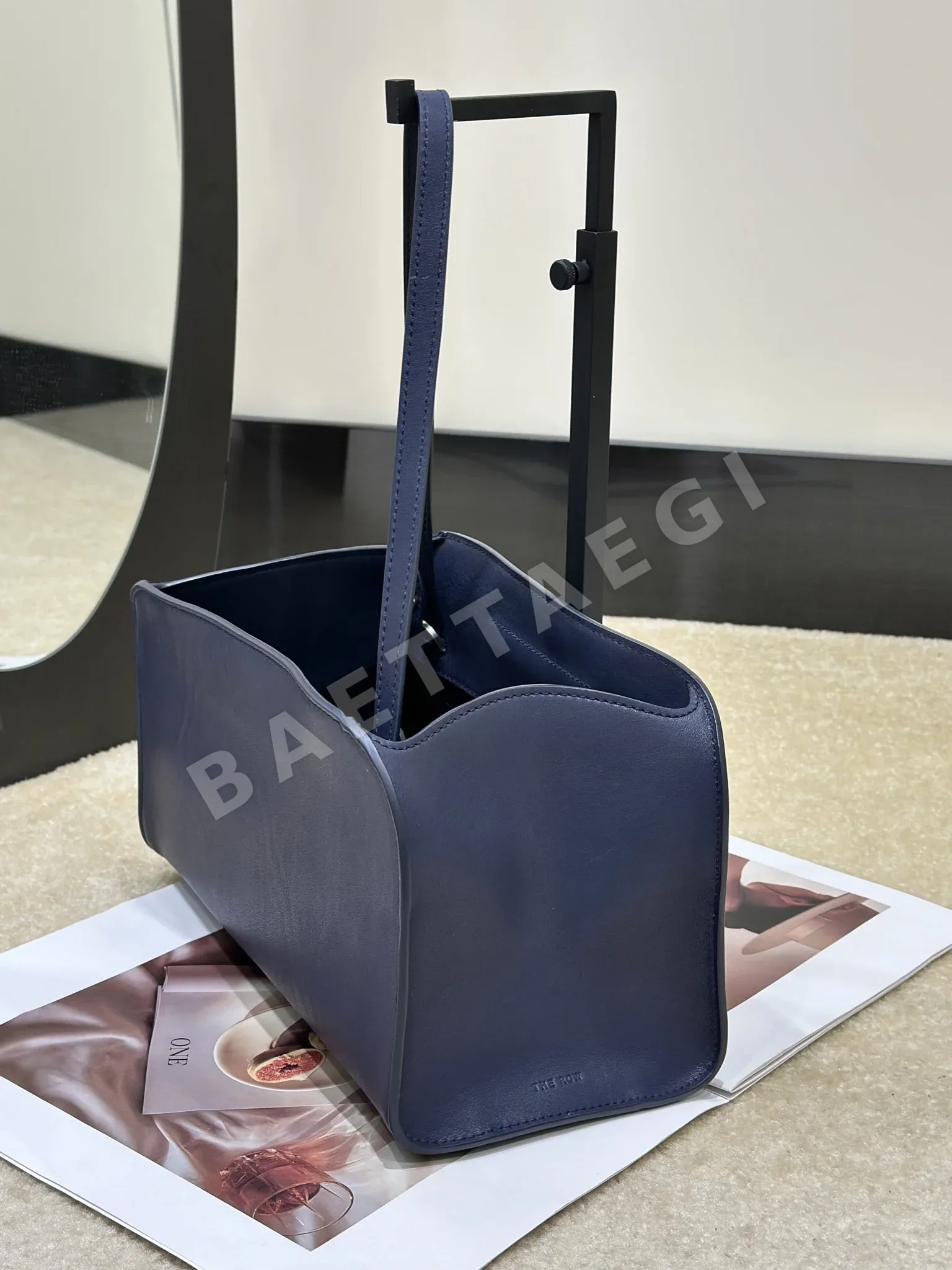 더로우 페기 클러치 가방 상세 이미지 3