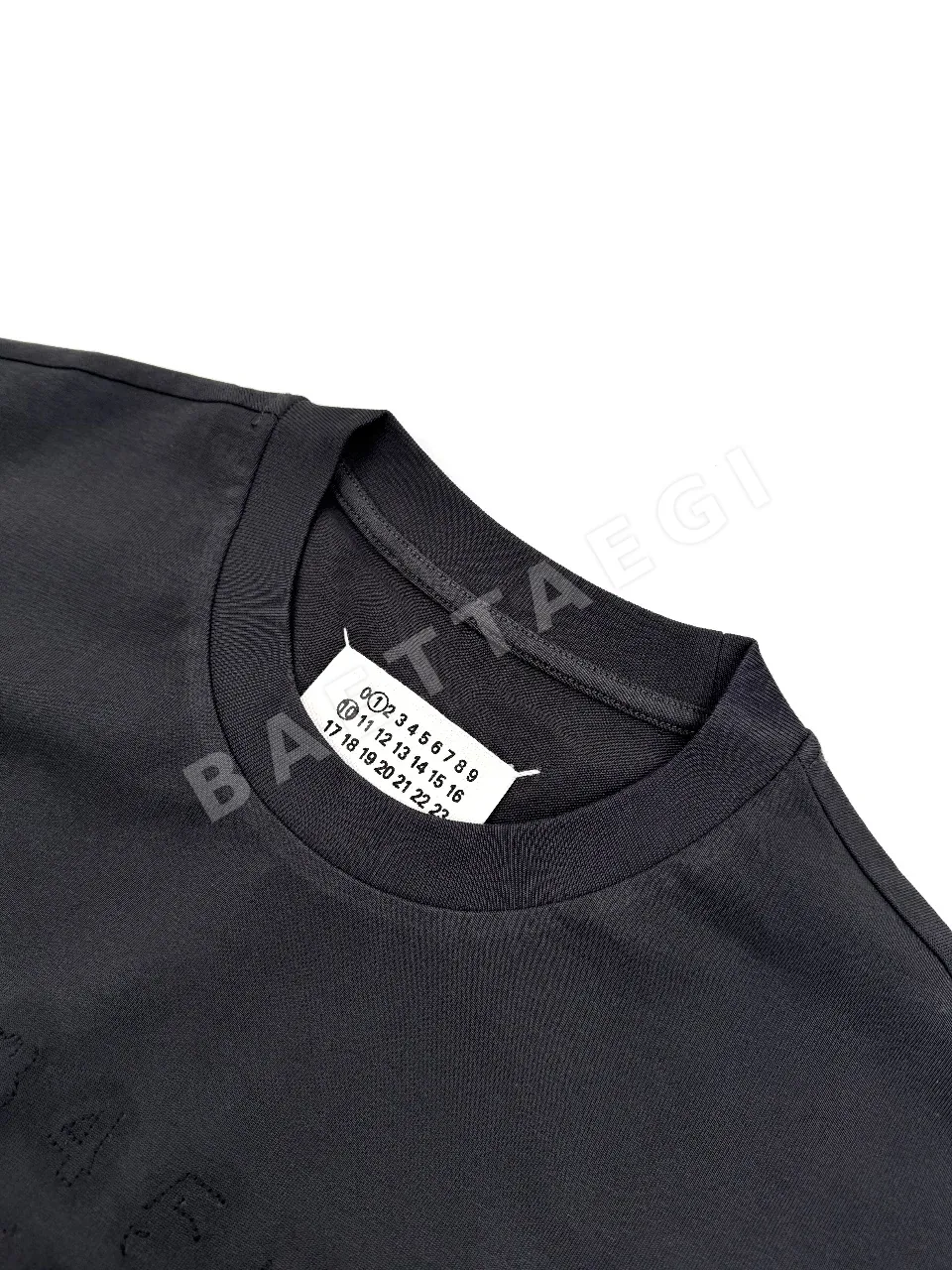 마르지엘라 미완성 자수 프린트 남성 반팔 티셔츠 상세 이미지 3