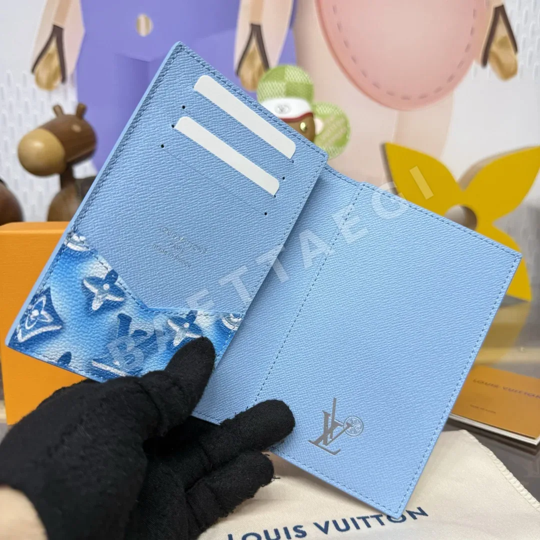 루이비통 모노그램 아이스큐브 캔버스 쿠베르틀르 파스포르 지갑 상세 이미지 9