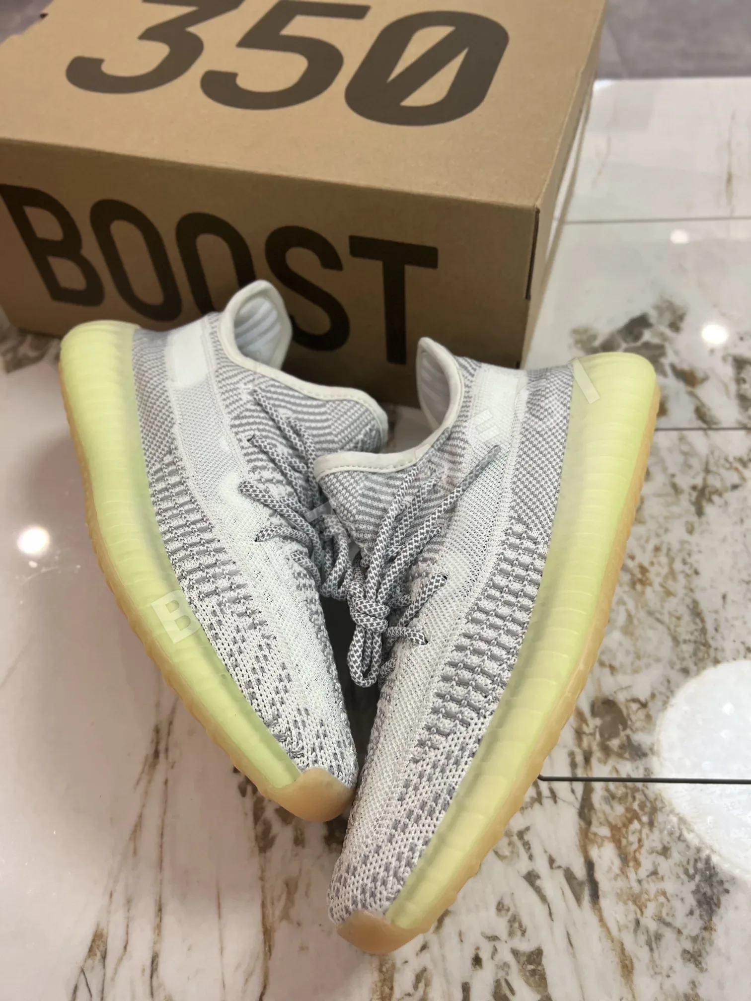 아디다스 YEEZY350 남성 신발 상세 이미지 2