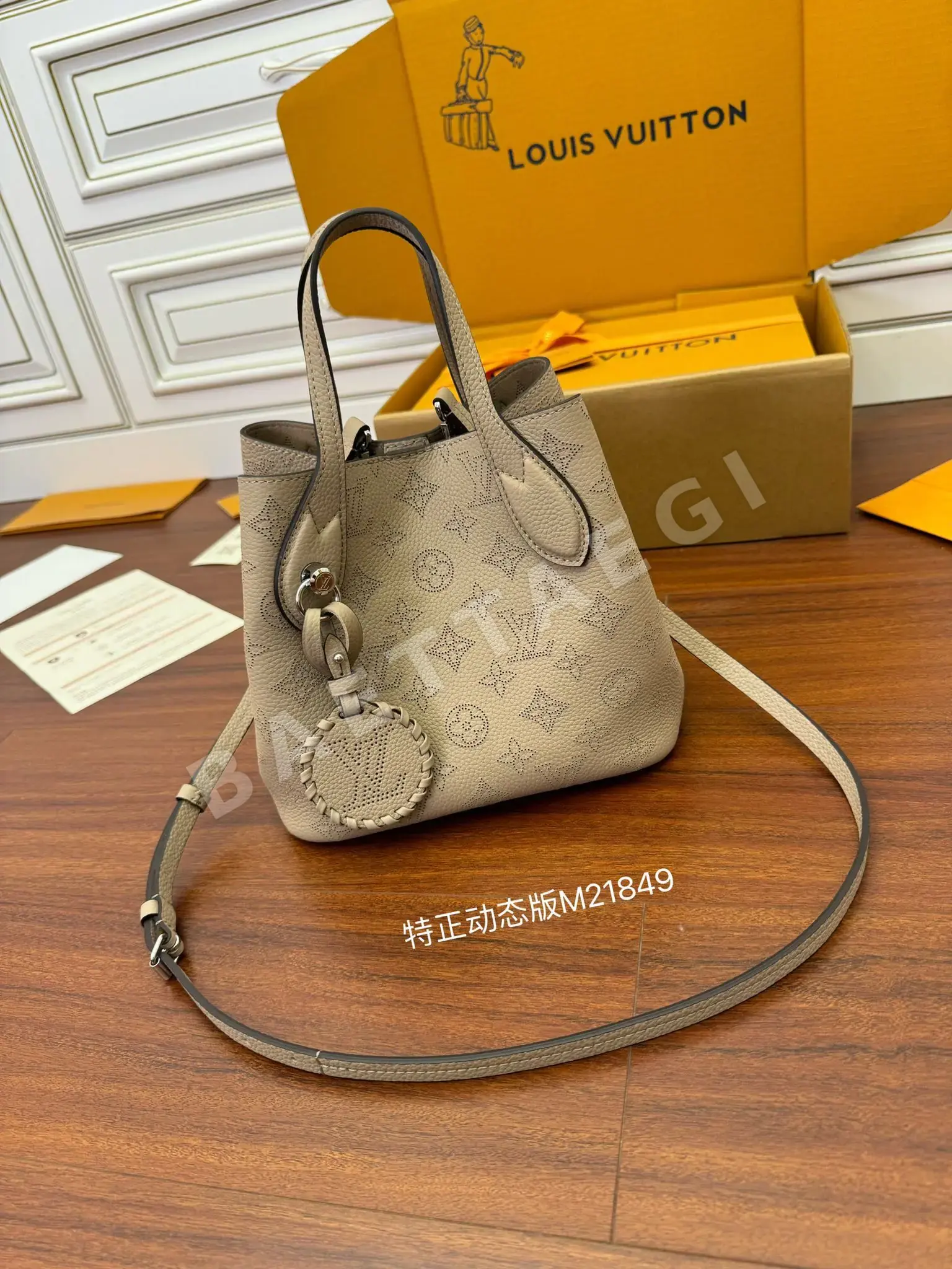루이비통 M21849 가방 상세 이미지 4